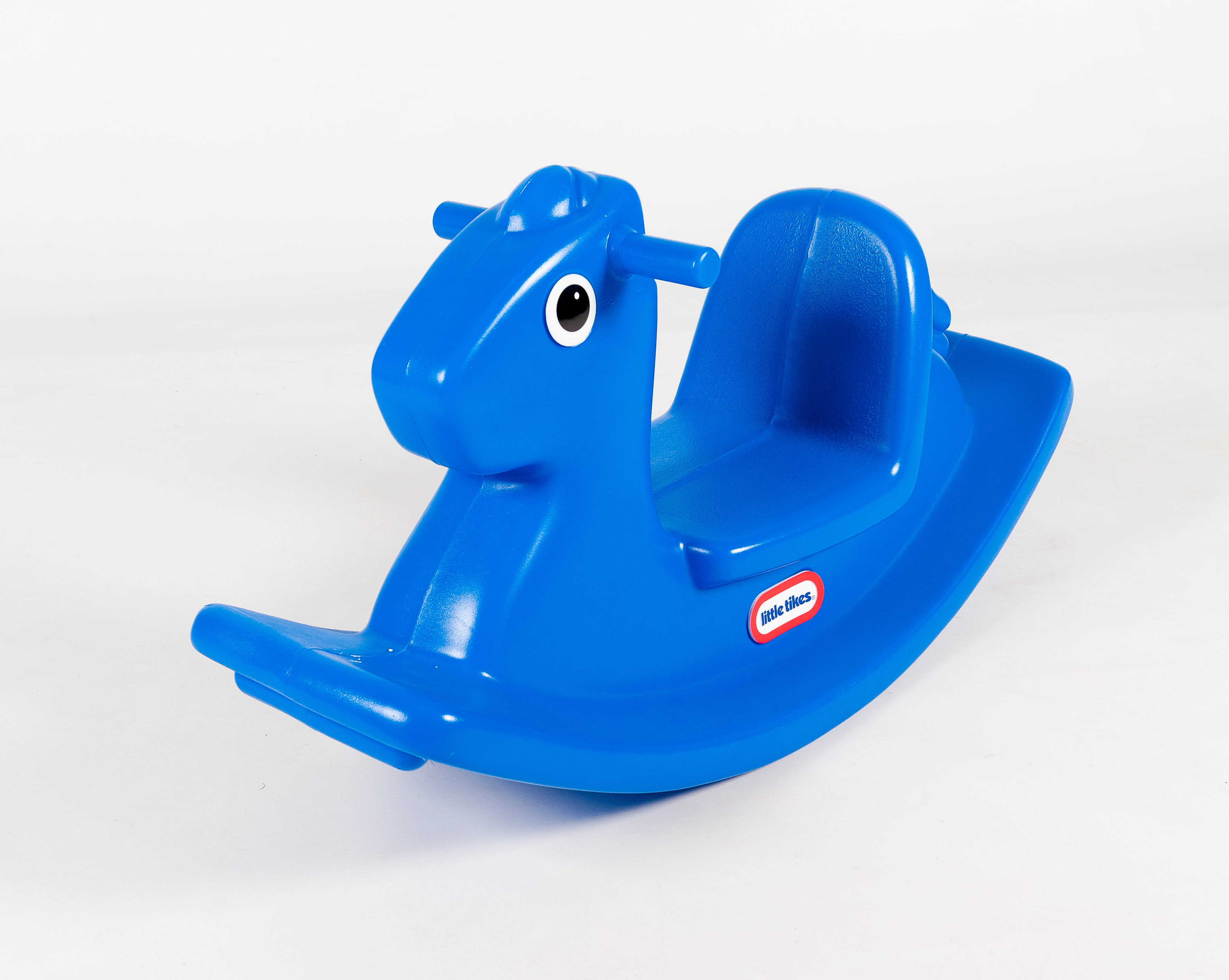 Un giocattolo a dondolo a forma di cavallo blu. Ha una testa di cavallo e un sedile. Sfondo bianco.
