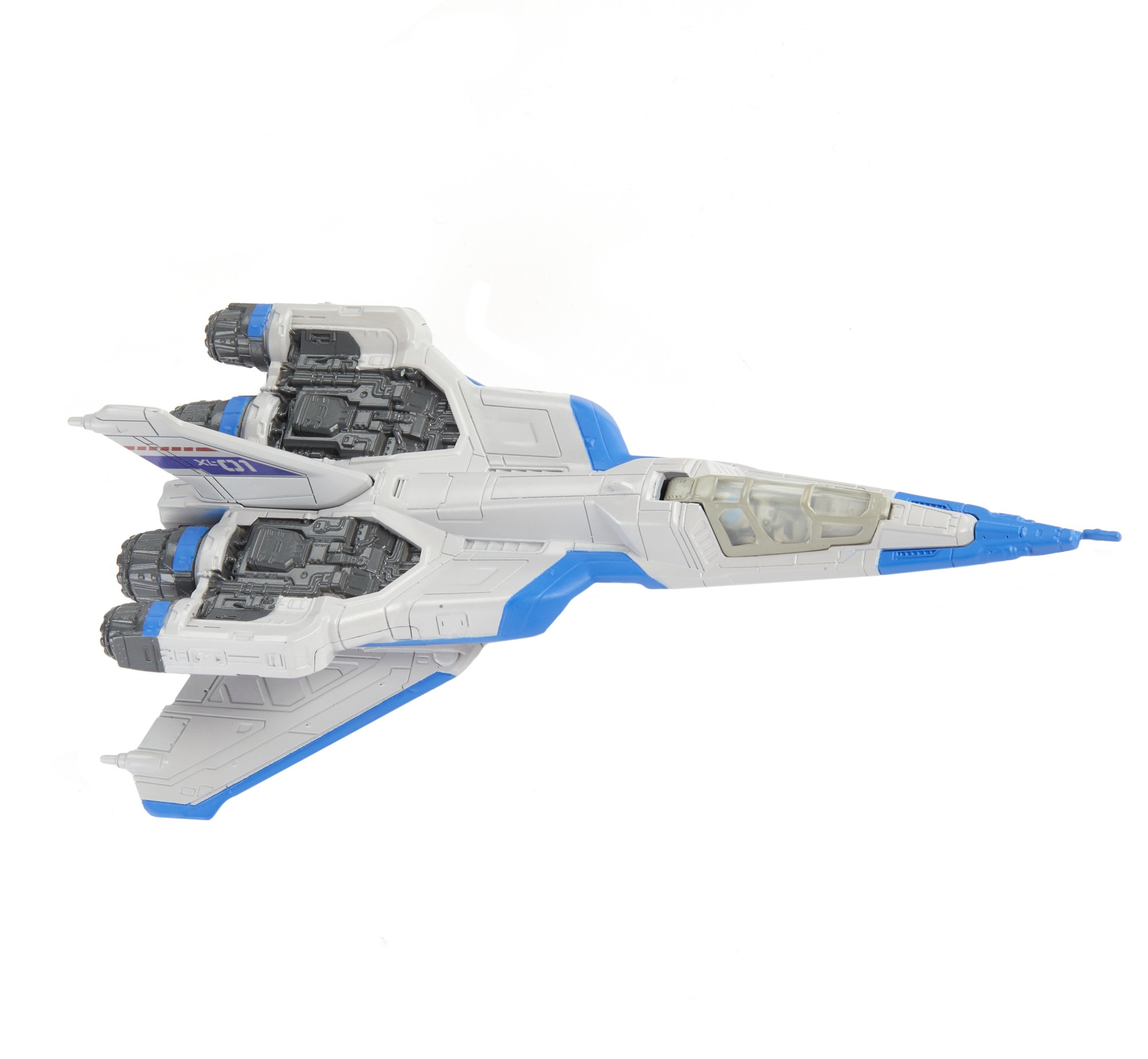 Zabawkowy odrzutowiec, biały z niebieskimi akcentami. Posiada trzy czarne turbiny. Białe tło.