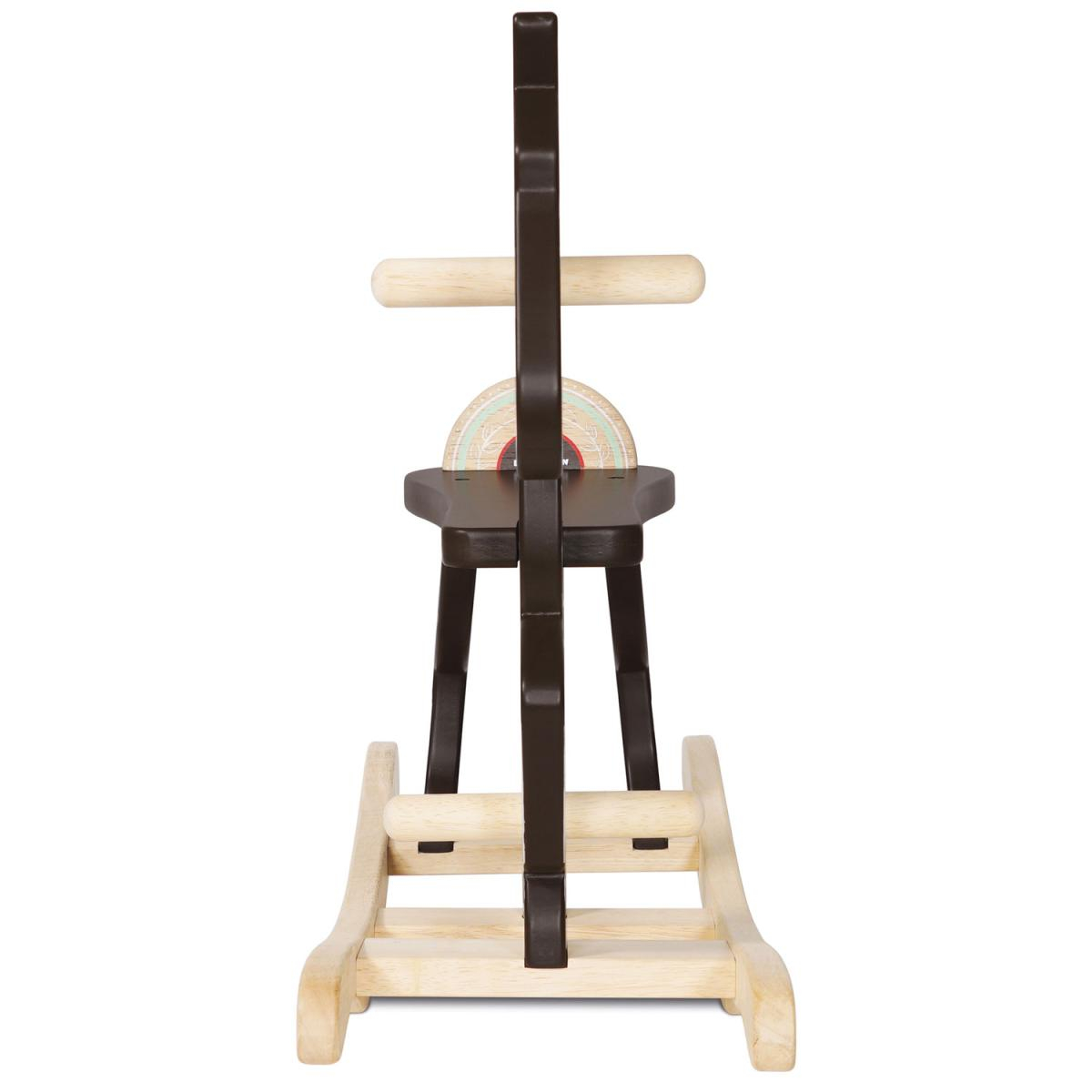 Schaukelpferd aus Holz. Brauner Körper, Holzsockel, von hinten gesehen, mit einem Sitz.