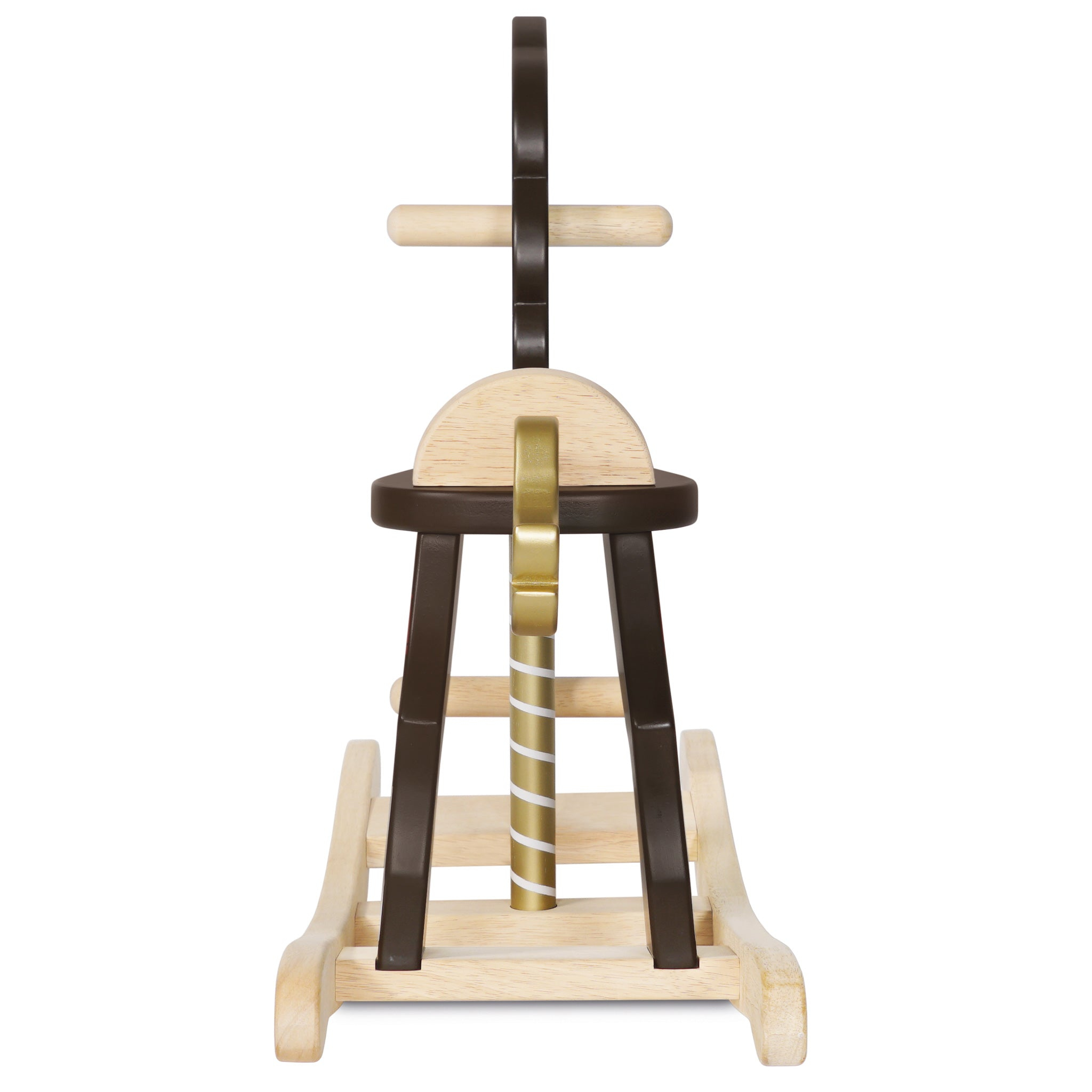 Schaukelpferd aus Holz. Brauner Körper, goldene Akzente auf Holzsockel, von hinten gesehen.