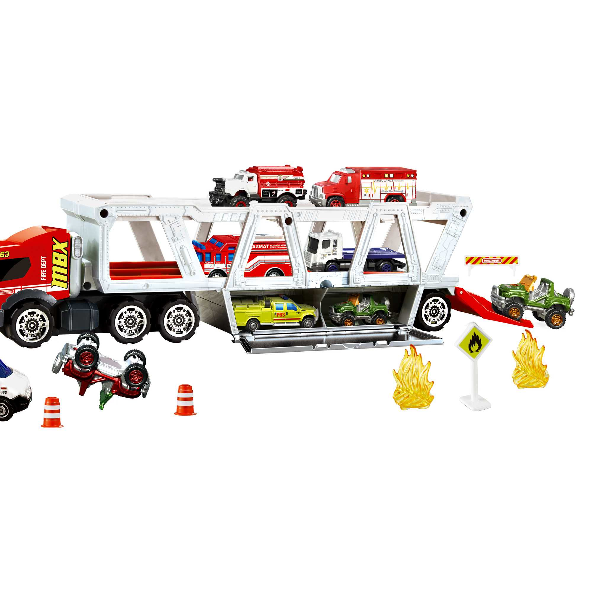 Ein Spielzeug-LKW transportiert mehrere Spielzeugautos. Es gibt zusätzliche Spielzeugautos, Schilder und Feuereffekte.