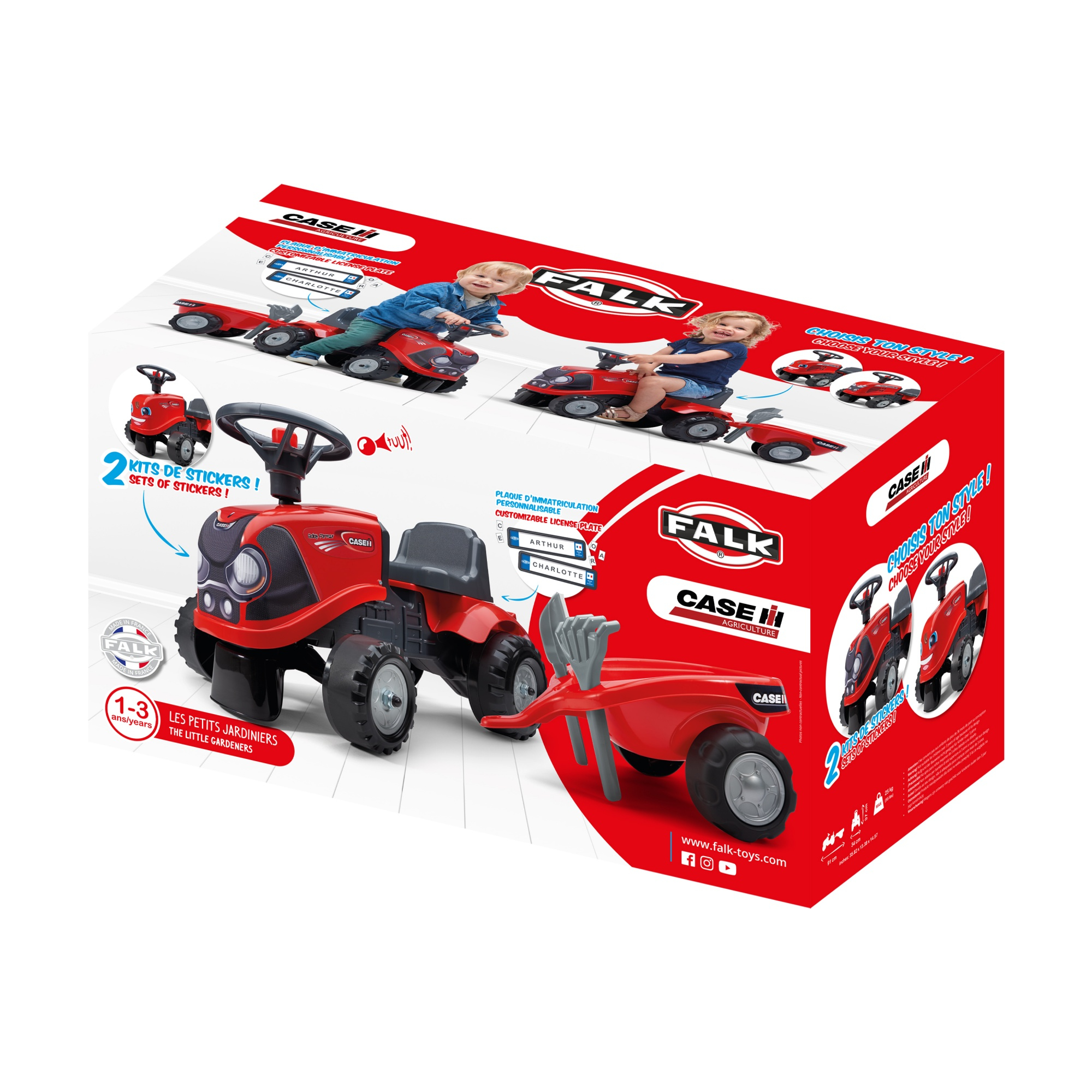 Un tractor de juguete rojo con un remolque y una caja que muestra el juguete. En la caja se ve a un niño y una niña.