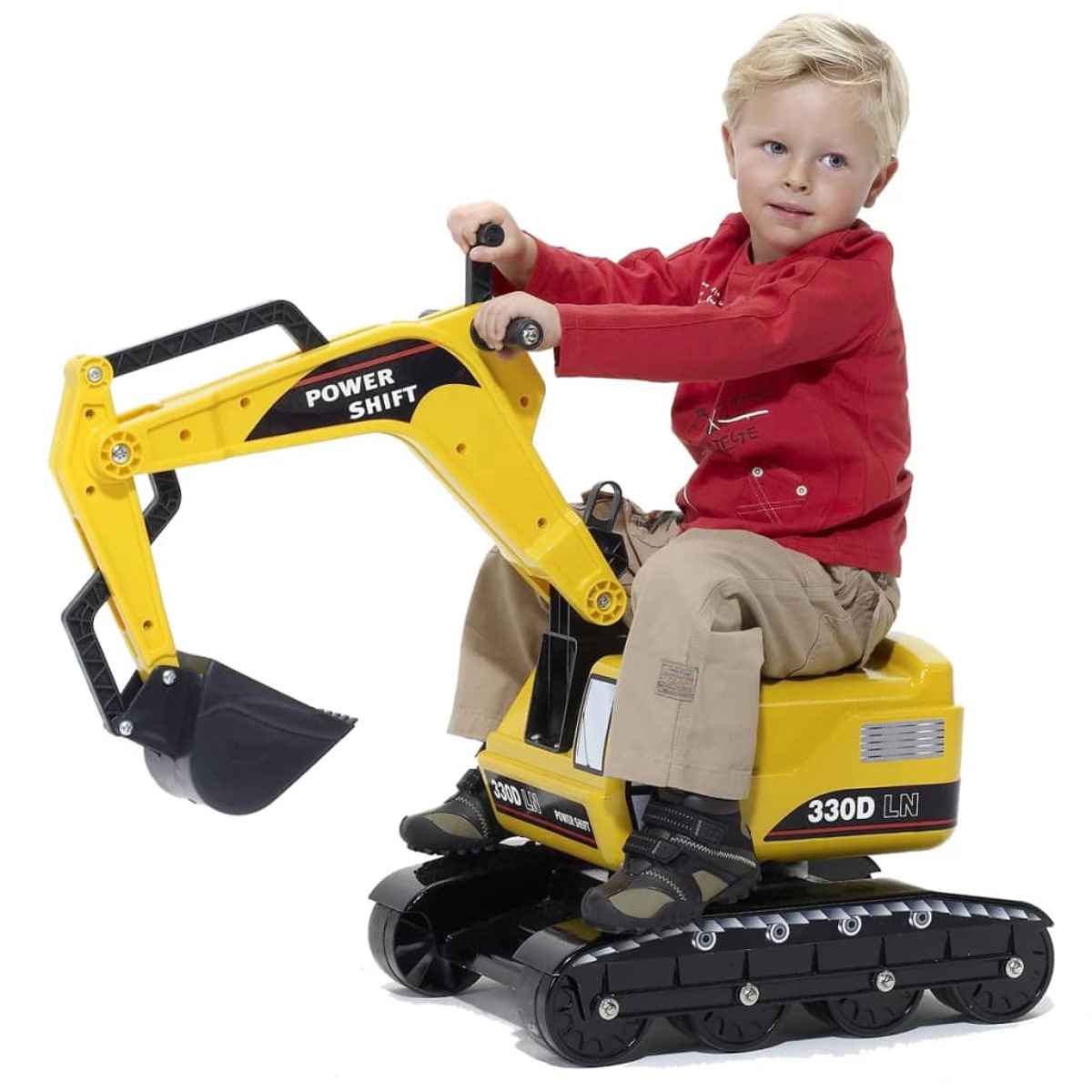 Blond włosy chłopiec w czerwonej koszuli na żółtej zabawce koparki. Koparka ma czarną łyżkę.