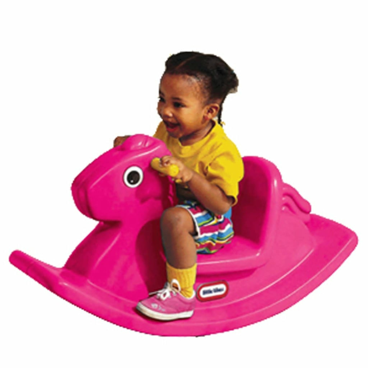 Un bambino piccolo sta cavalcando un cavallo a dondolo rosa. Il bambino sorride e indossa una maglietta gialla.