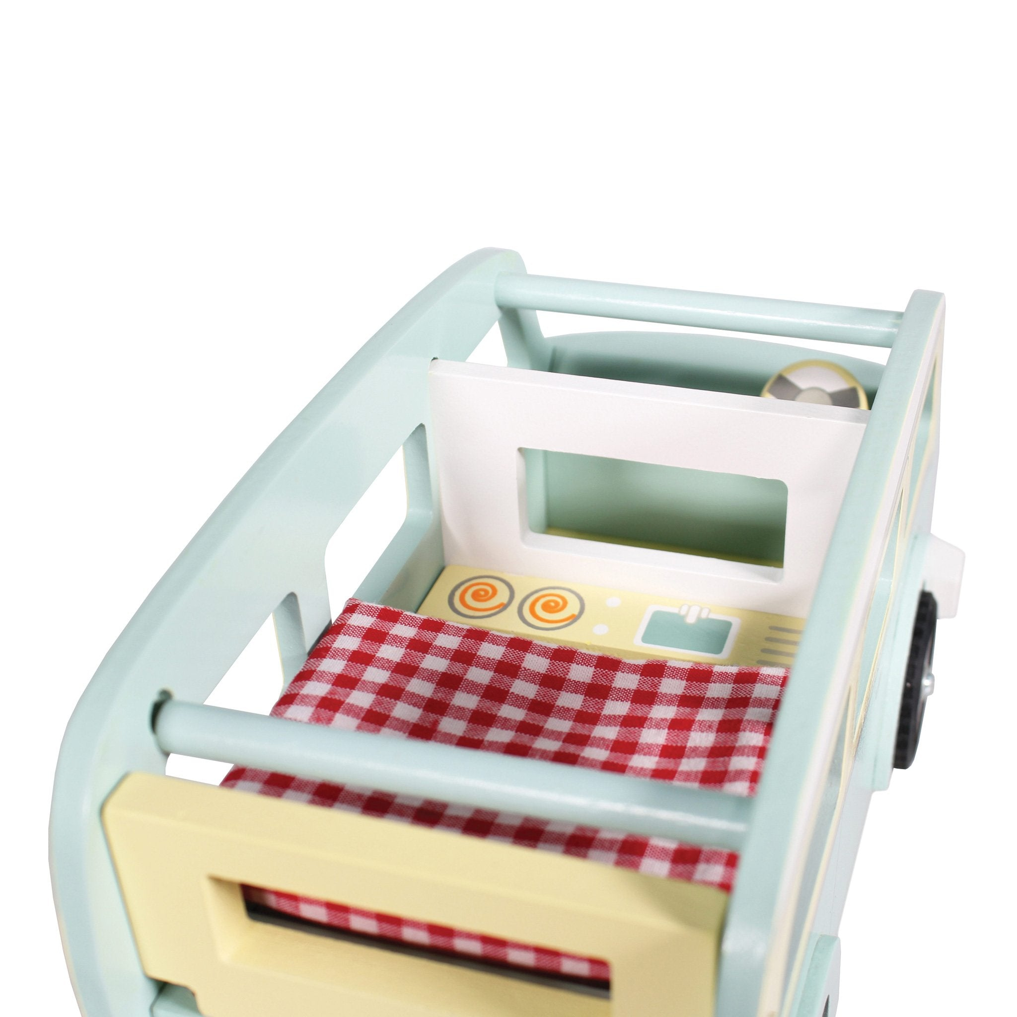 Spielzeug-Camper-Innenraum mit Bett und Tisch.