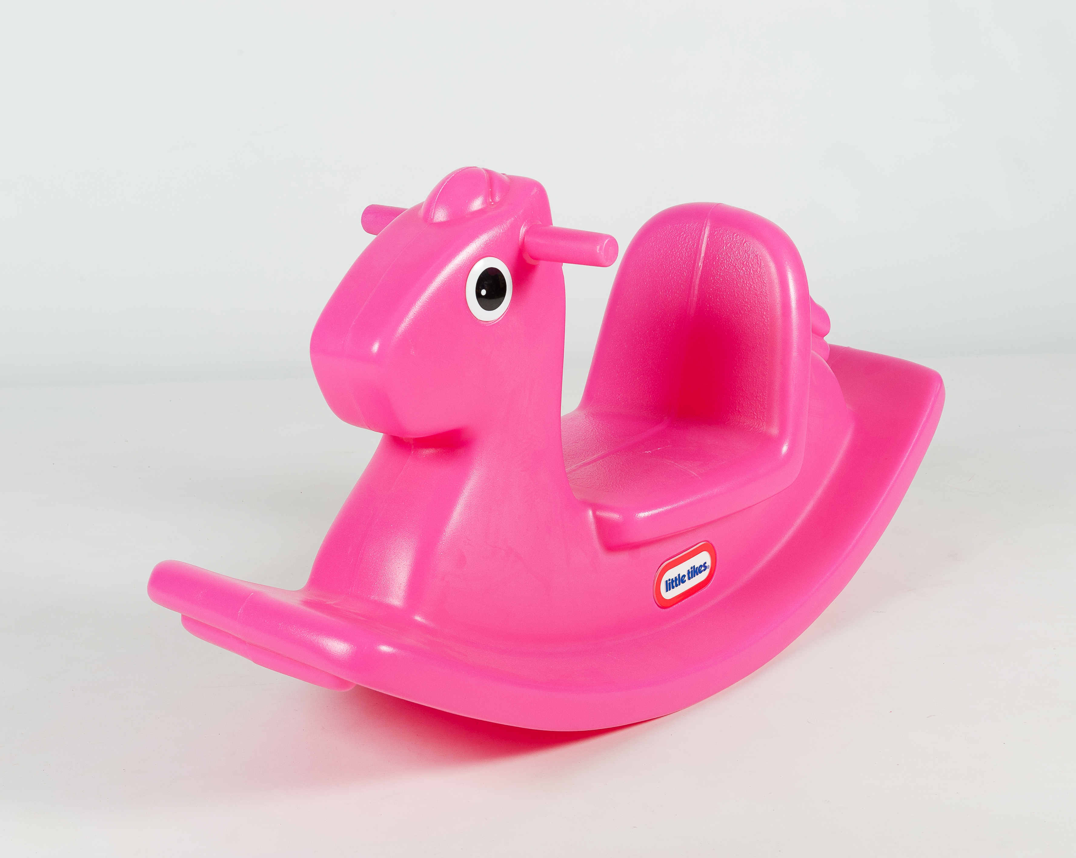 Un cavallo a dondolo rosa giocattolo per bambini, con il marchio Little Tikes.