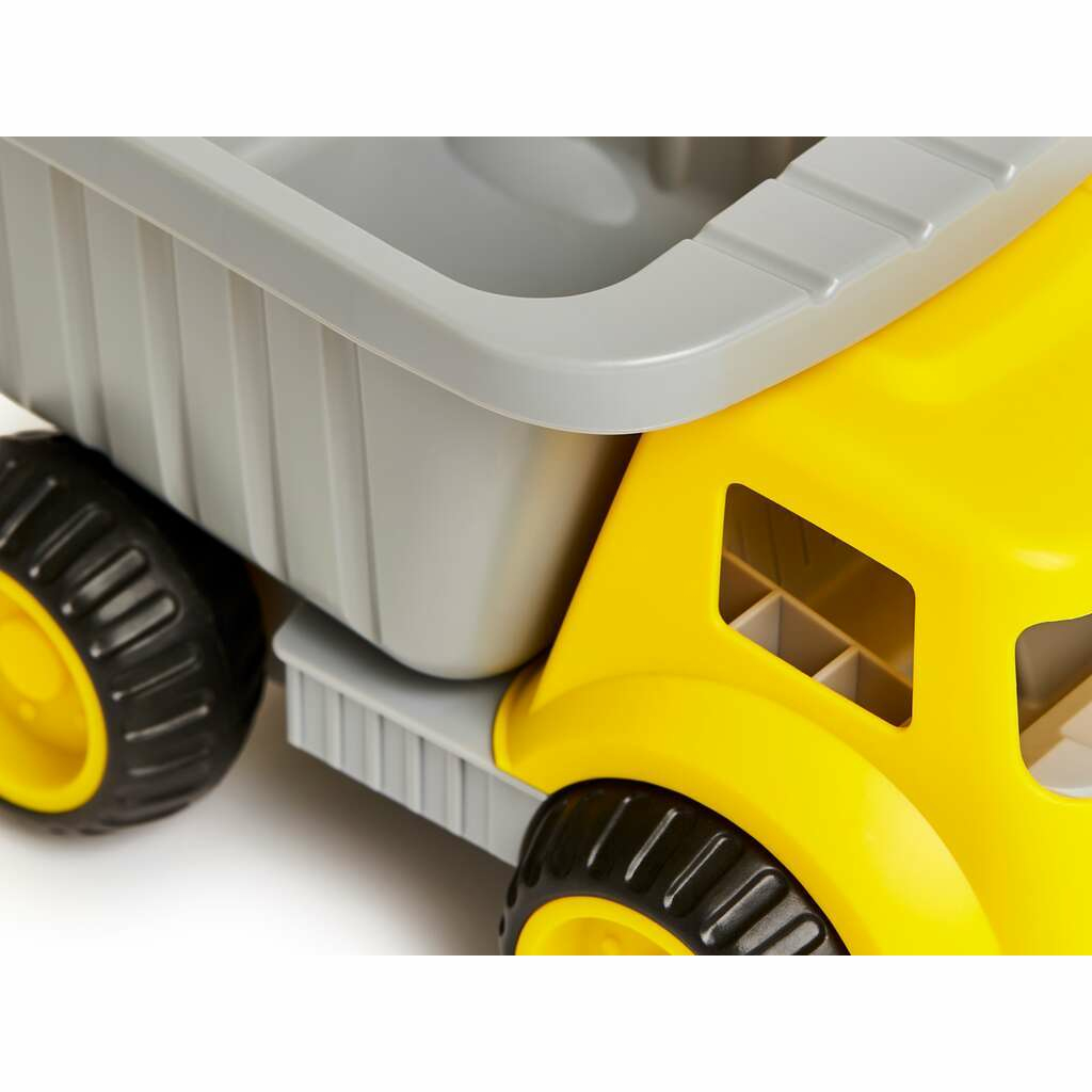 Camion giocattolo giallo e grigio. Ha un cassone grigio e una cabina gialla.