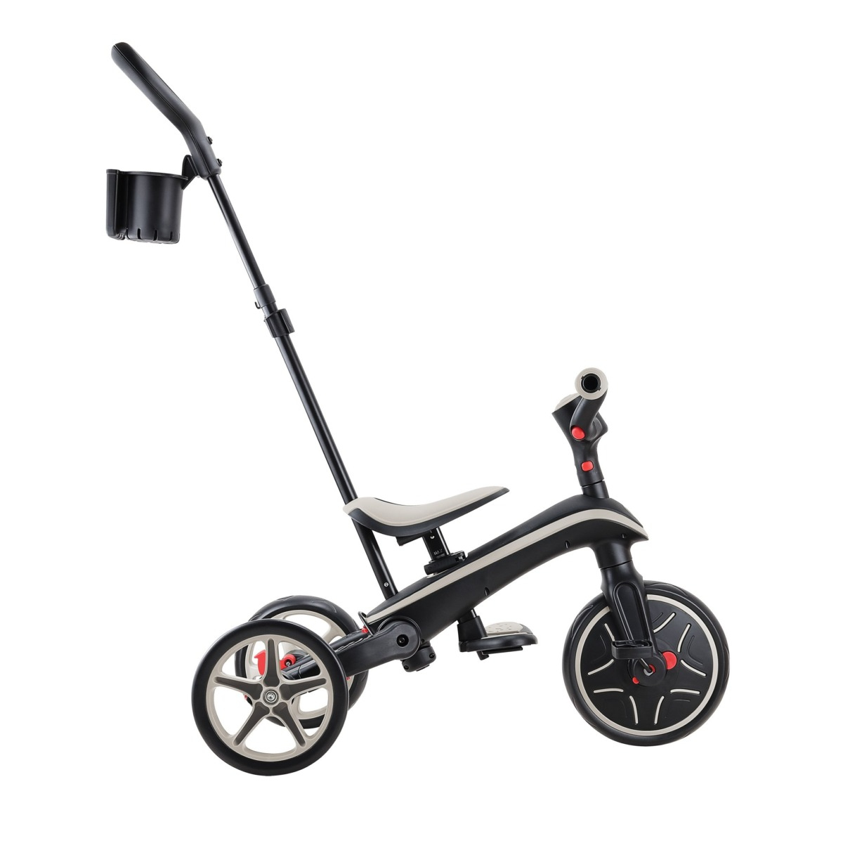 Triciclo con telaio nero, sedile bianco e maniglia per genitori. Il triciclo ha un portabicchieri.