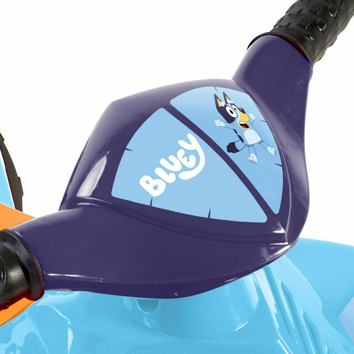Nahaufnahme eines blauen Rollerlenkers mit Bluey-Cartoon-Charakterdetails.