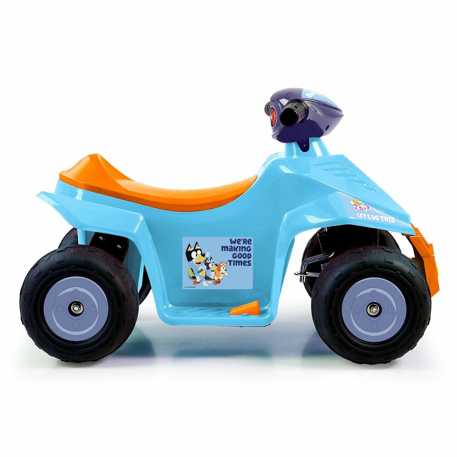 Ein blaues und orangefarbenes Spielzeug-ATV mit Aufklebern. Es hat schwarze Räder und einen orangenen Sitz.