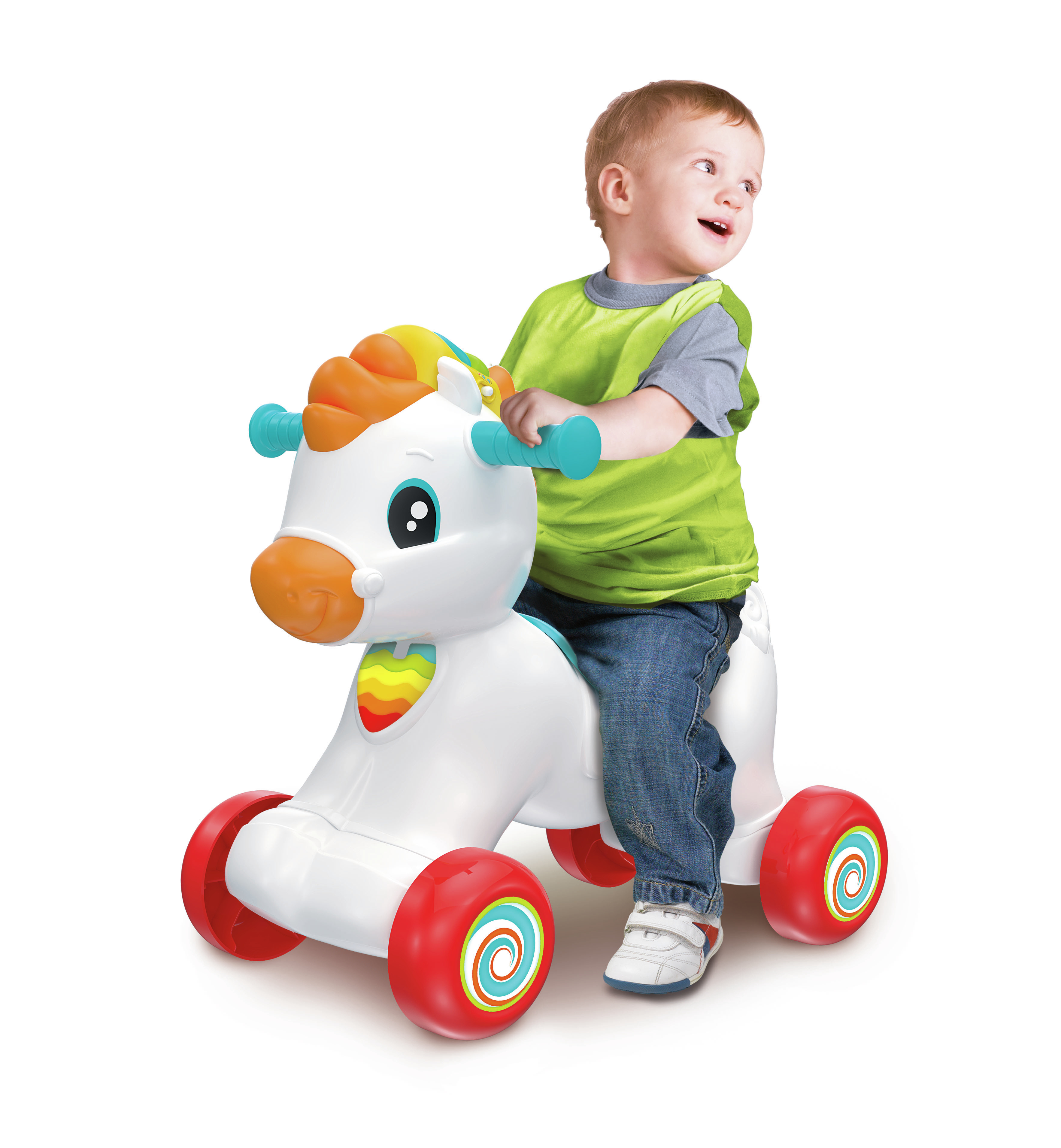 Un bambino su un cavallo giocattolo bianco con ruote rosse. Indossa una maglietta verde.