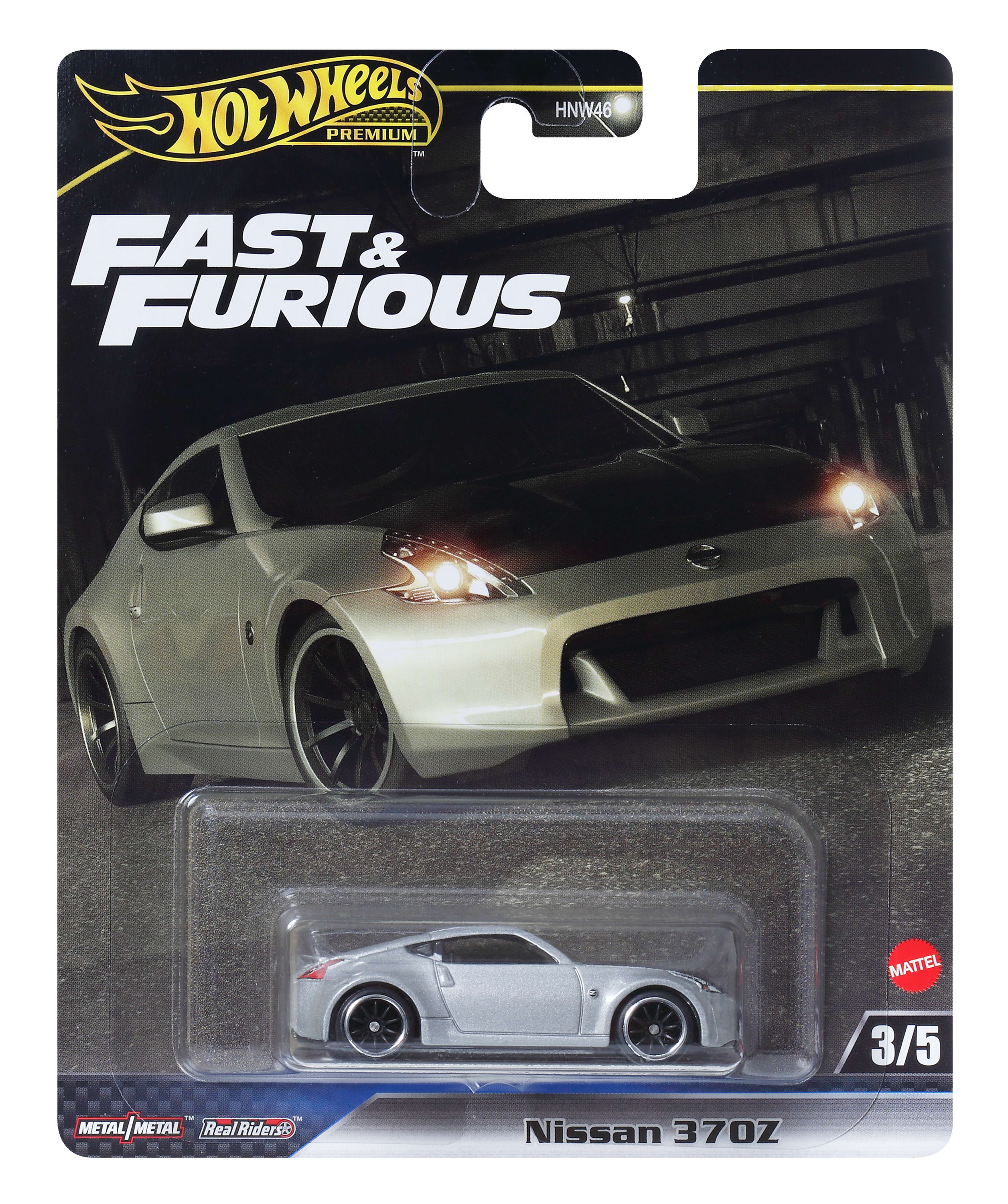 Silbernes Nissan 370Z Spielzeugauto in einer Hot Wheels-Verpackung. Schwarze Räder, auf grauem Hintergrund.