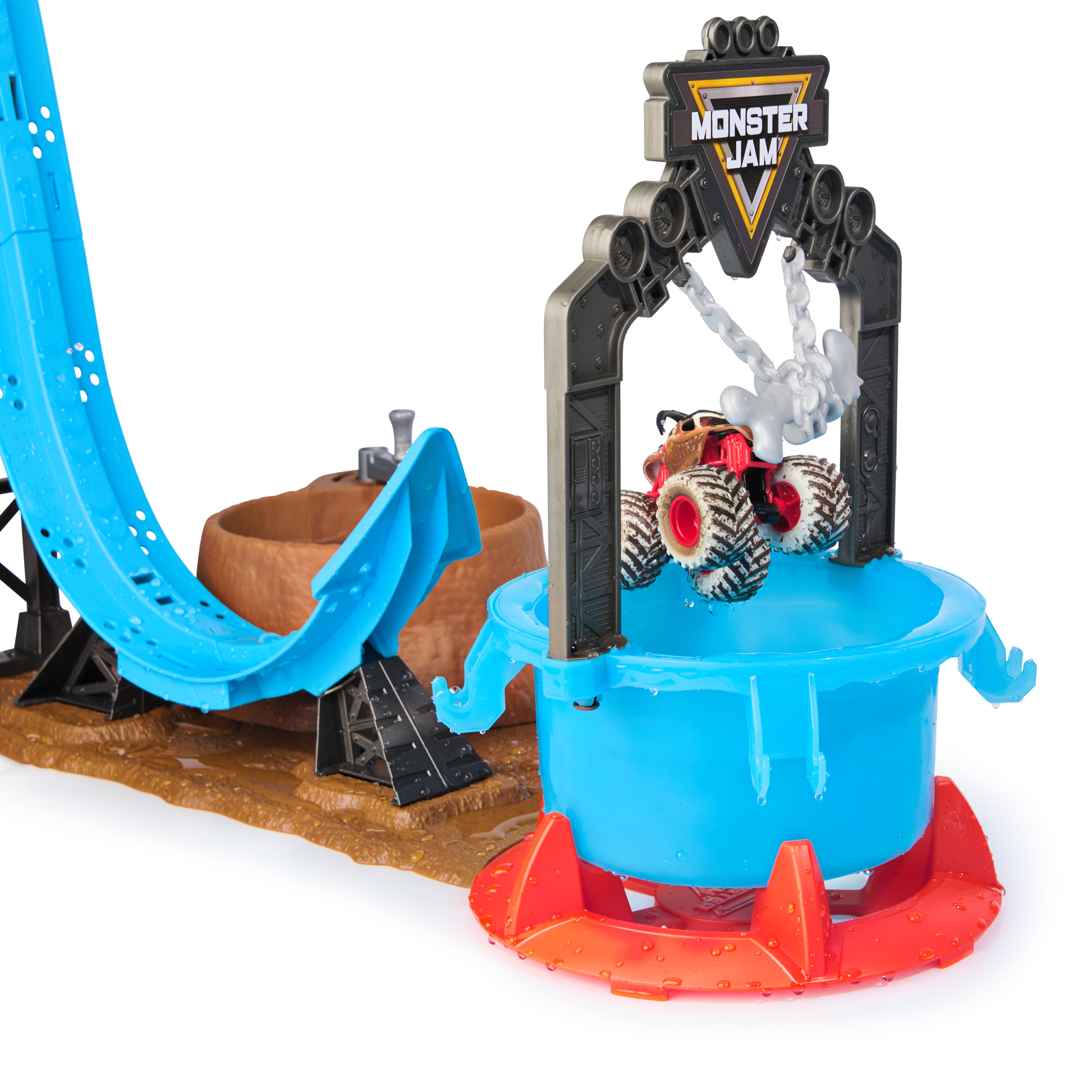 Un camión monstruo de juguete saltando sobre agua. Es parte de un juego con una rampa.