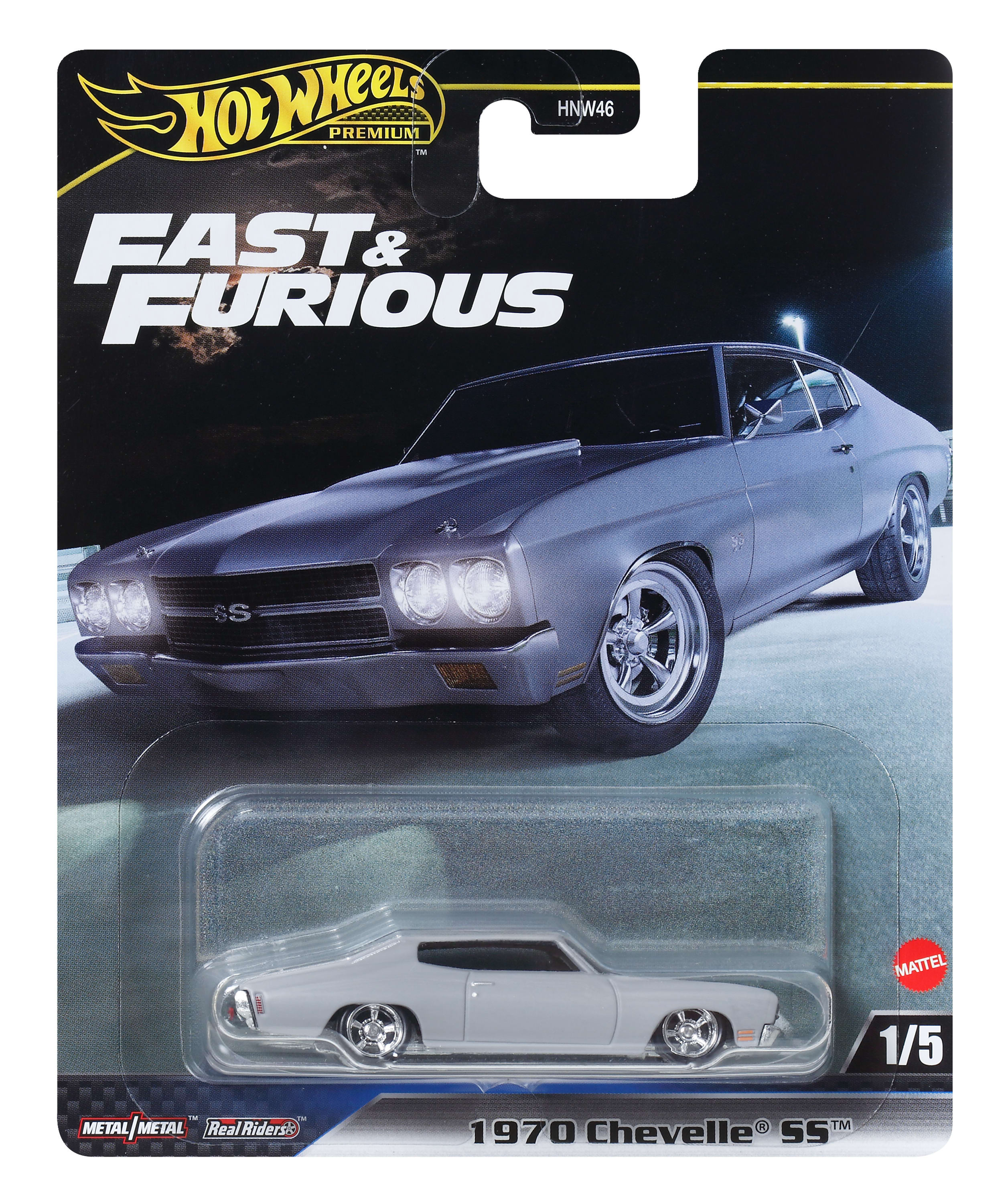 Szary samochodzik 1970 Chevelle SS w opakowaniu Hot Wheels, na tle ulicy.