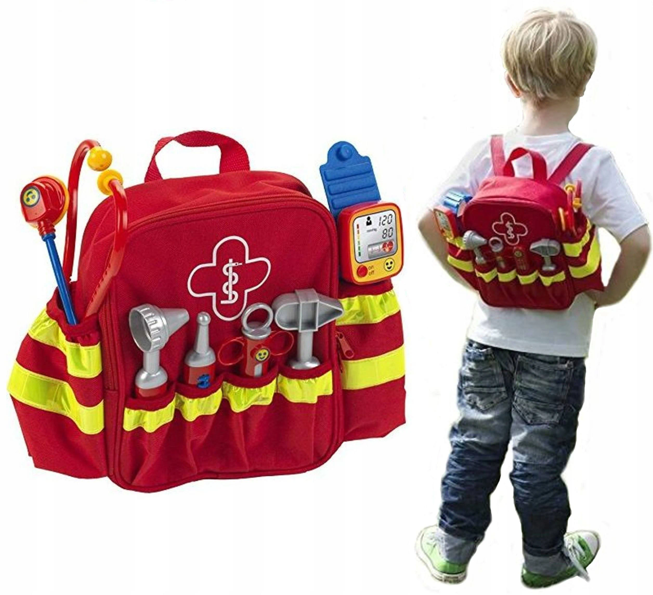 Czerwony plecak medyczny z zabawkami i dziecko z podobnym plecakiem.