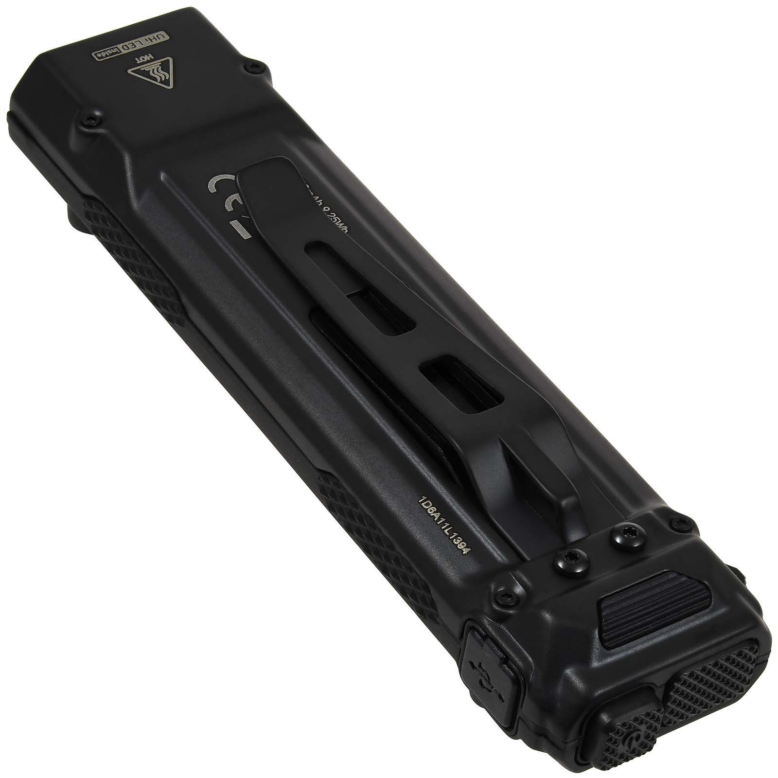 Czarna, prostokątna latarka z klipsem do paska i teksturowanym korpusem. Ma przycisk i oznaczenia.