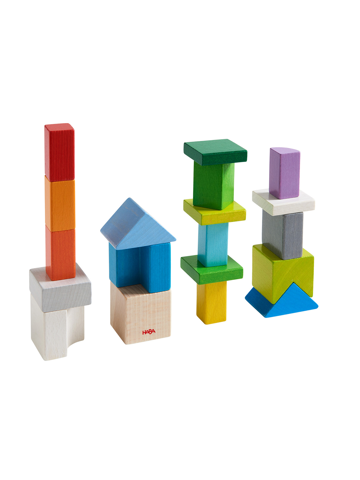 Vier Stapel bunter Holzbausteine in verschiedenen Formen. Weißer Hintergrund.