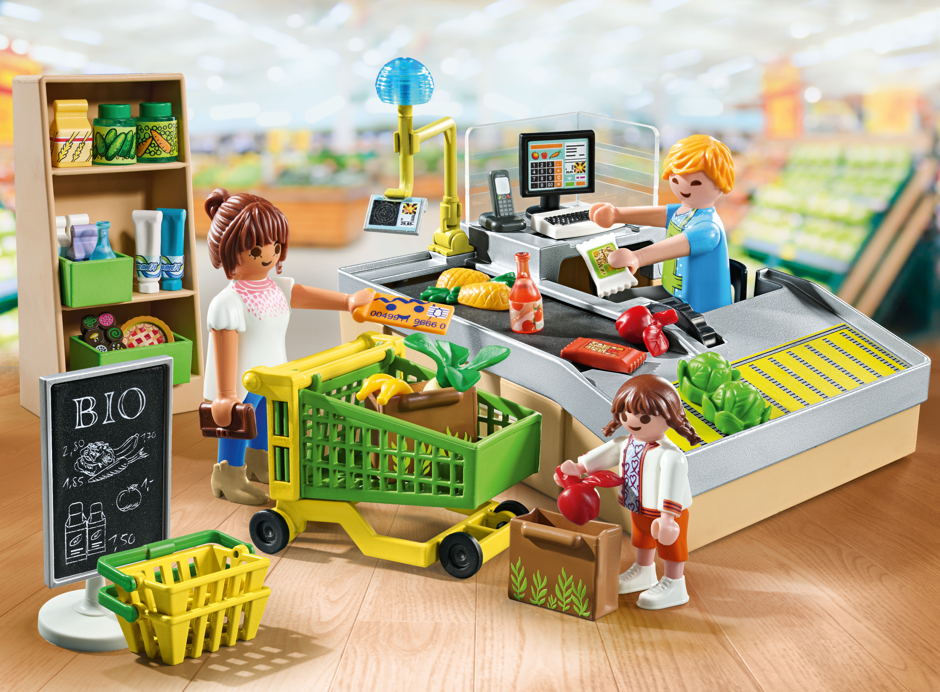 Ein Playmobil-Supermarkt-Spielzeugset mit Figuren, einem Einkaufswagen und Lebensmitteln, isoliert auf Weiß.