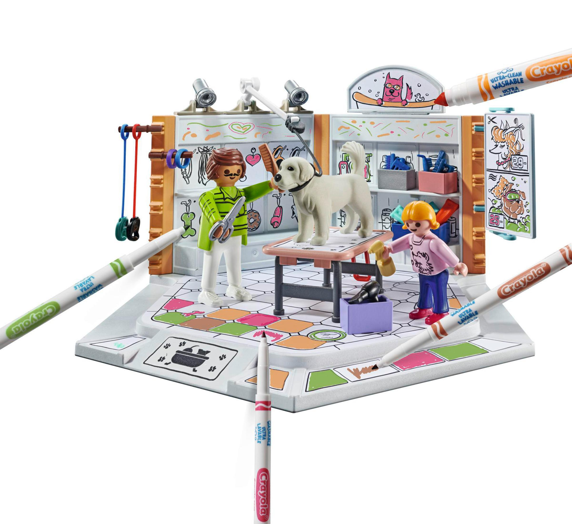 Zestaw do pielęgnacji zwierząt Playmobil. Dwie figurki, pies, stół i akcesoria. Markery Crayola otaczają scenę.