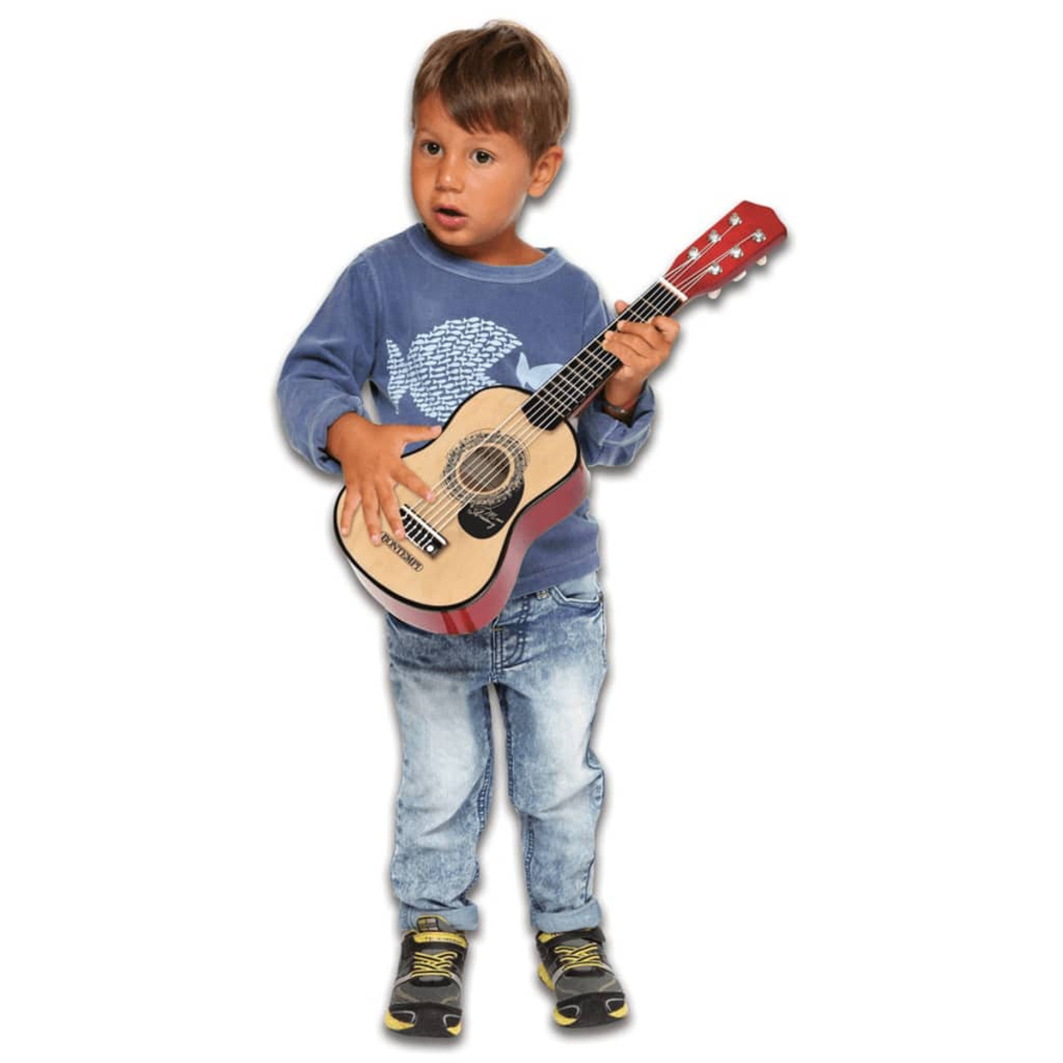 Ein kleiner Junge steht und hält eine kleine Gitarre.