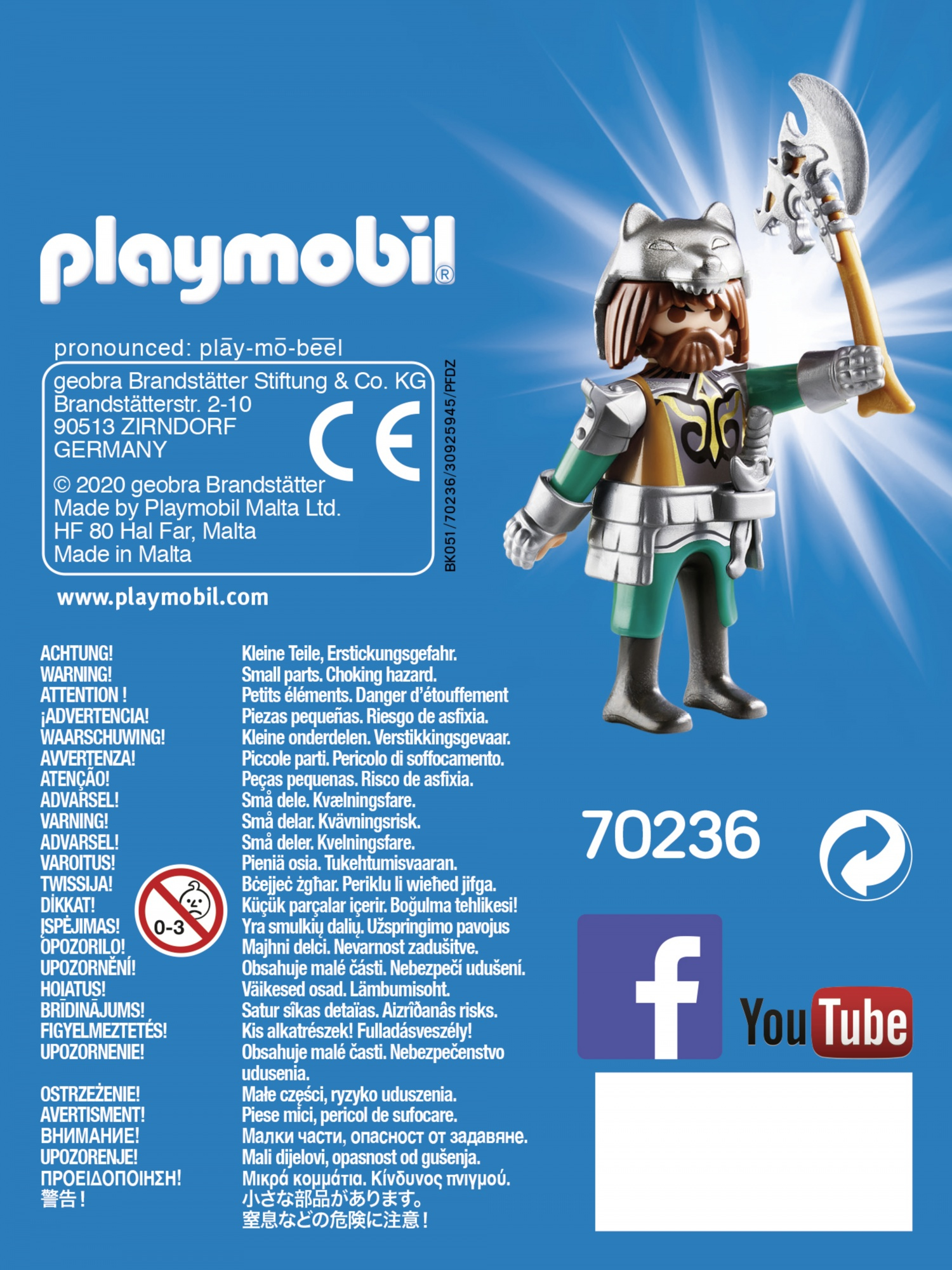 Una figura di cavaliere Playmobil con elmo da lupo e ascia è esposta su sfondo bianco.