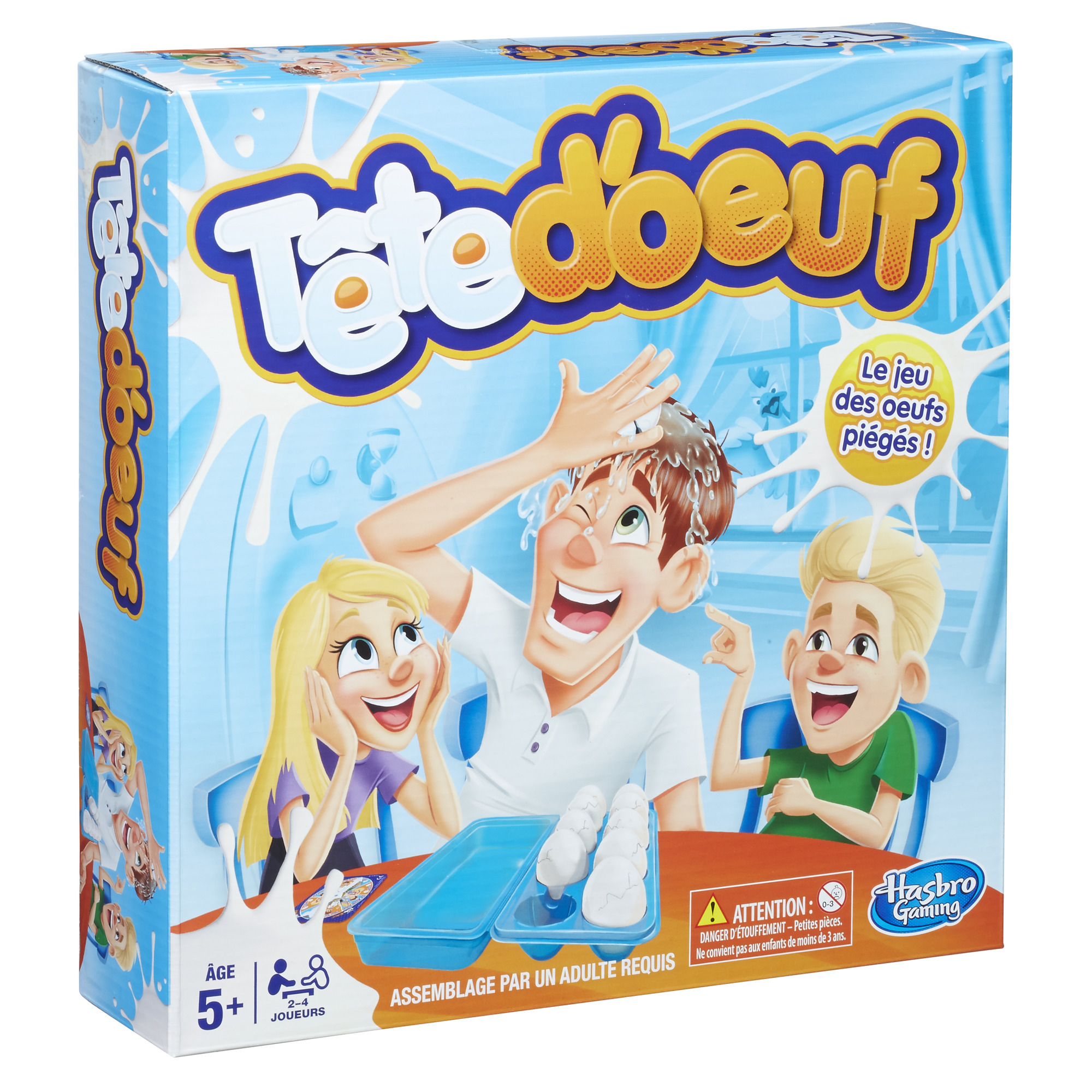 Il gioco da tavolo Tete d'oeuf. Una famiglia sta giocando. Lo sfondo è bianco.