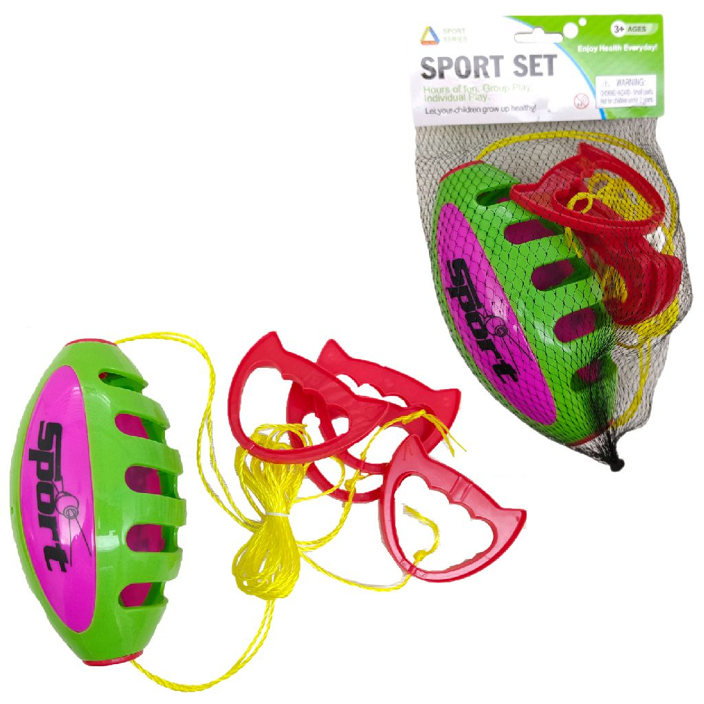 Giocattolo a forma di pallone da football americano verde e rosa con manici, corda gialla e sacchetto. Il set promuove il gioco industriale.