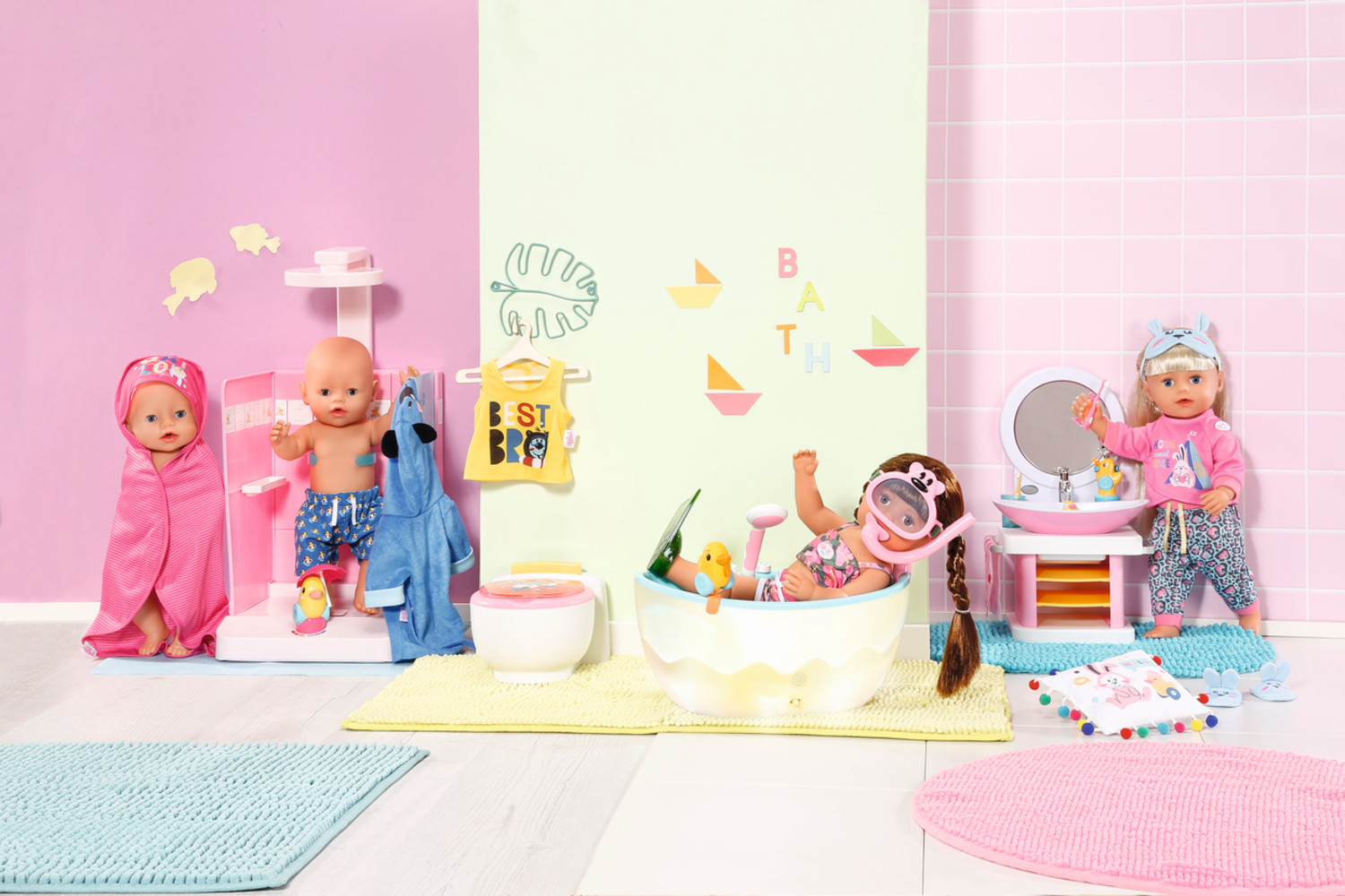 Scena del bagno delle bambole con tre bambole, vasca e accessori, tema rosa e verde.