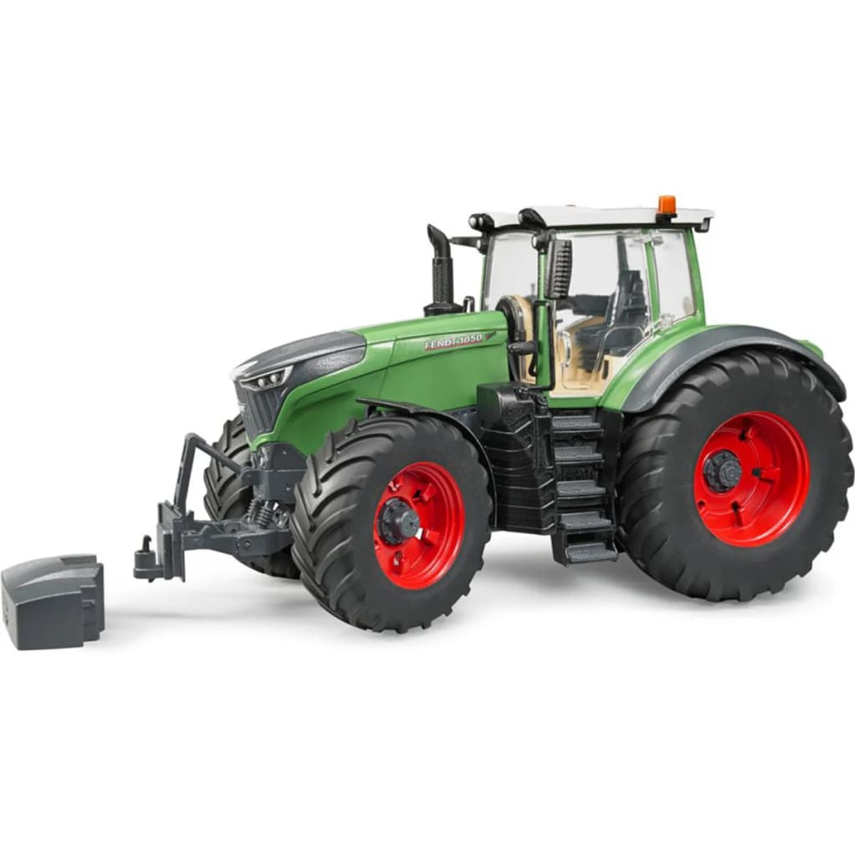 Zielony traktor zabawkowy z czerwonymi kołami i szarym przodem. Ma szare przednie mocowanie.