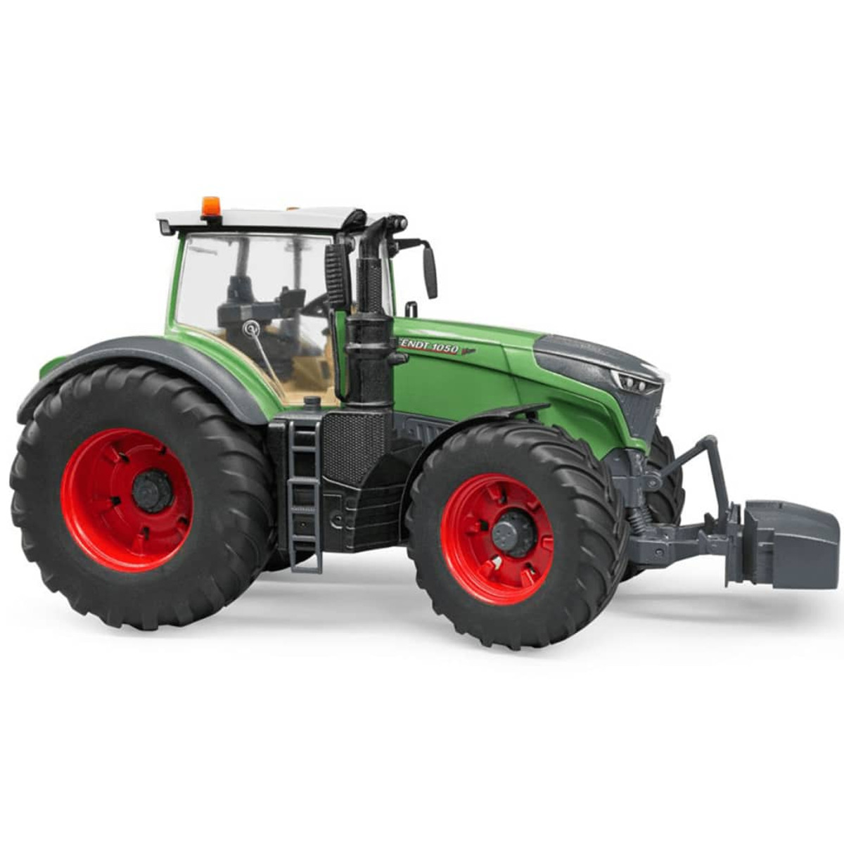 Traktor zabawkowy, zielony z czerwonymi kołami. Traktor ma szary przód i szare mocowanie przednie.