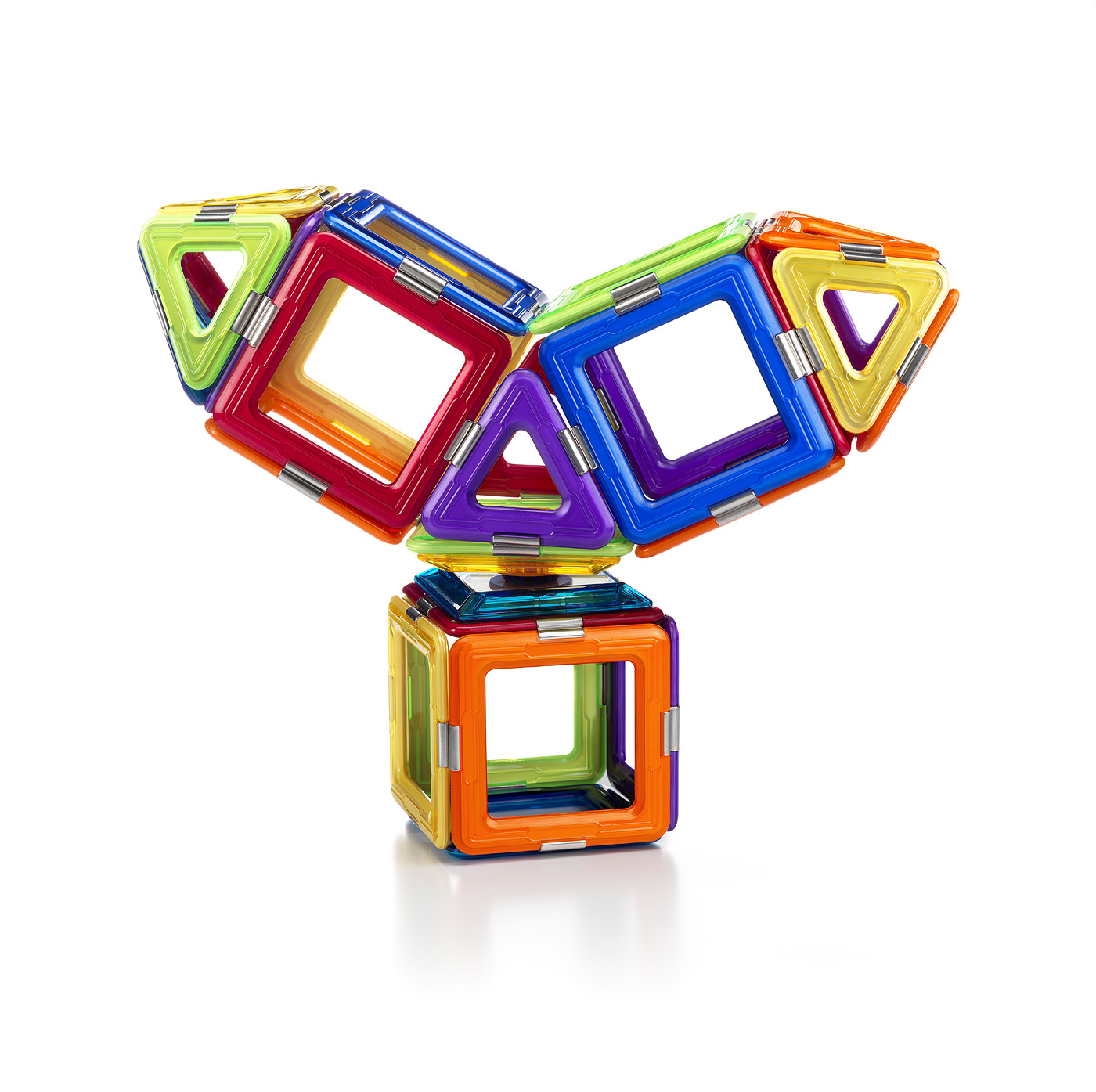 Forme geometriche colorate. Una struttura composta da quadrati, triangoli e un cubo.