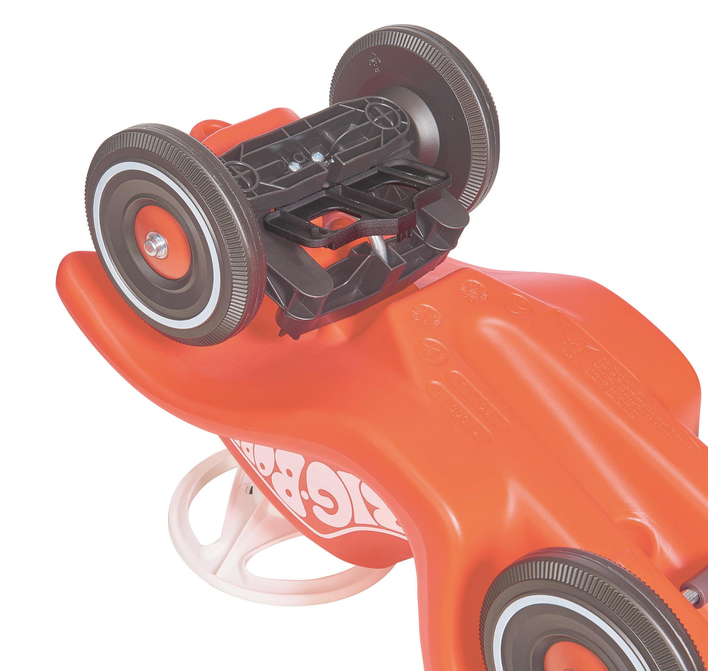 Czerwony i pomarańczowy samochodzik zabawka, do góry nogami z widocznymi kołami. Białe tło.