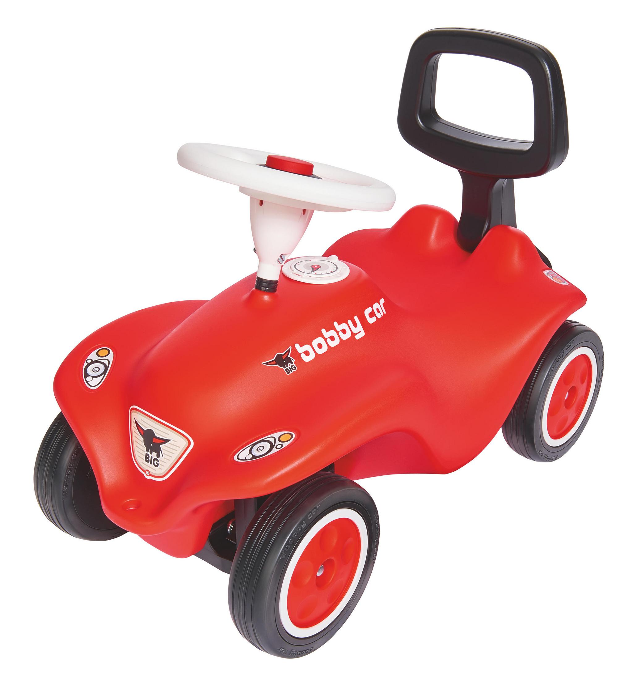 Czerwony samochodzik zabawka z białą kierownicą, uchwytem i kołami. Białe tło.