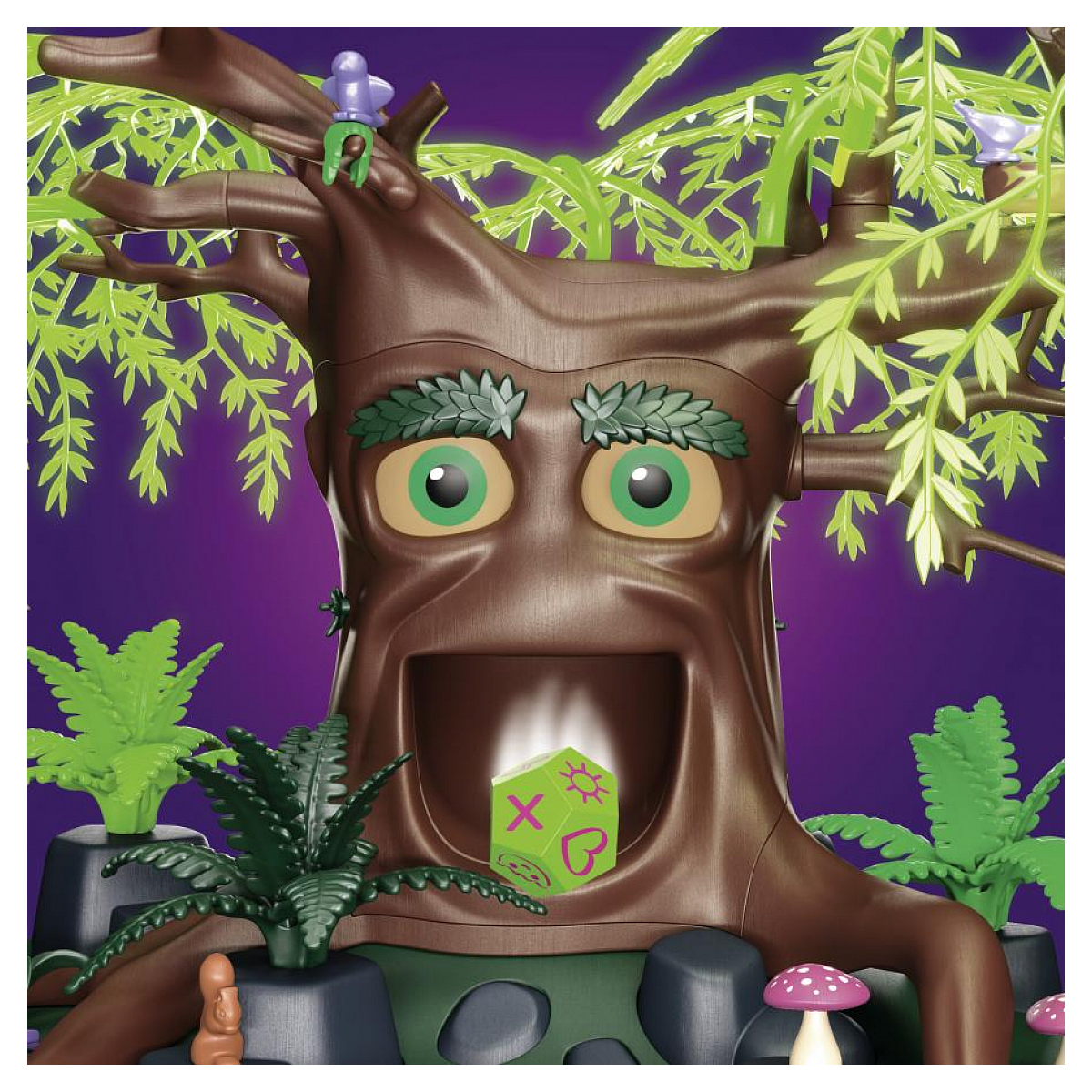 Primo piano di un set Playmobil a forma di albero. Ha una faccia e un oggetto a forma di dado in bocca.