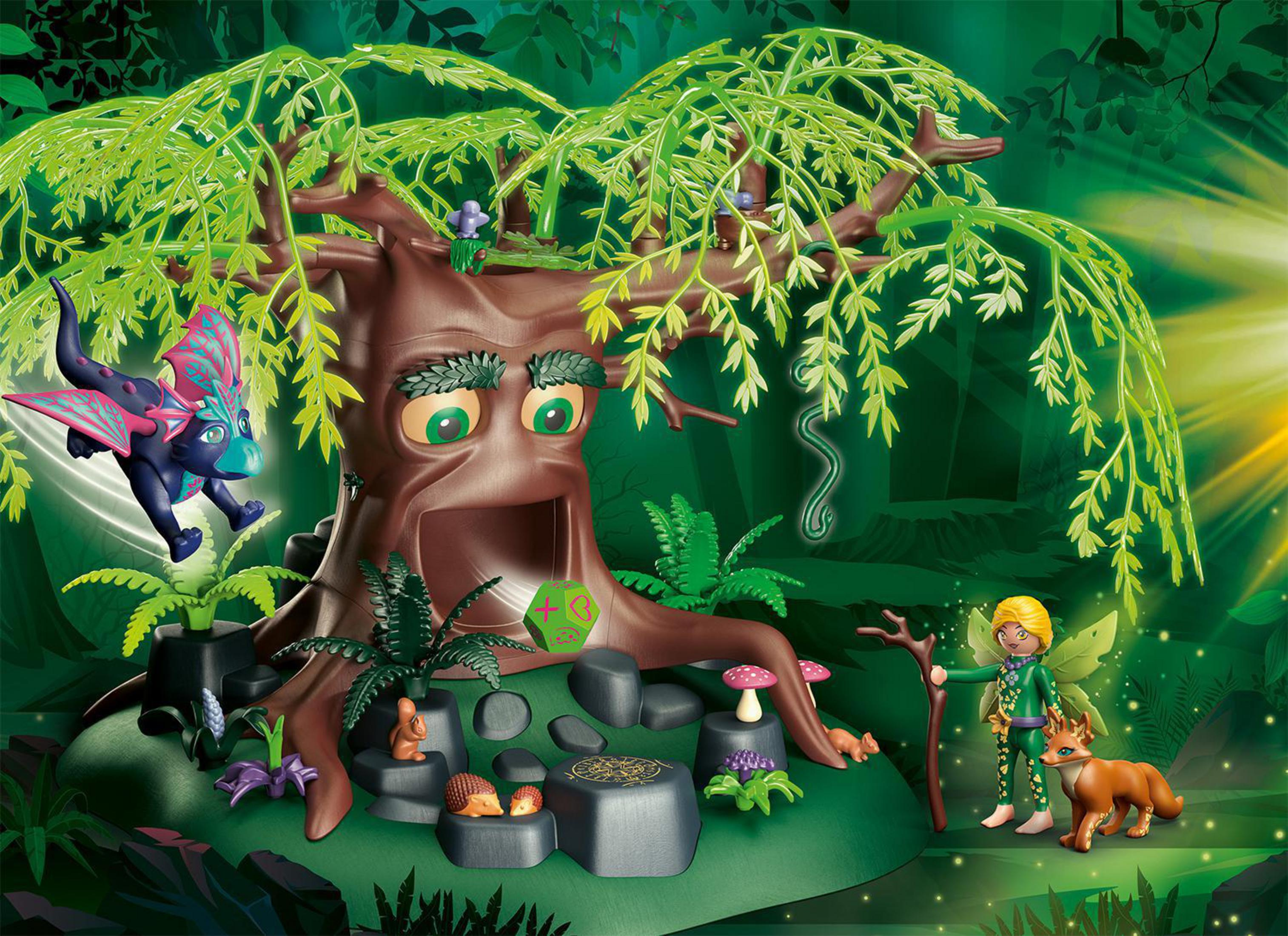 Set Playmobil: casa sull'albero, fata, volpe e drago. Sfondo verde con una scena magica.