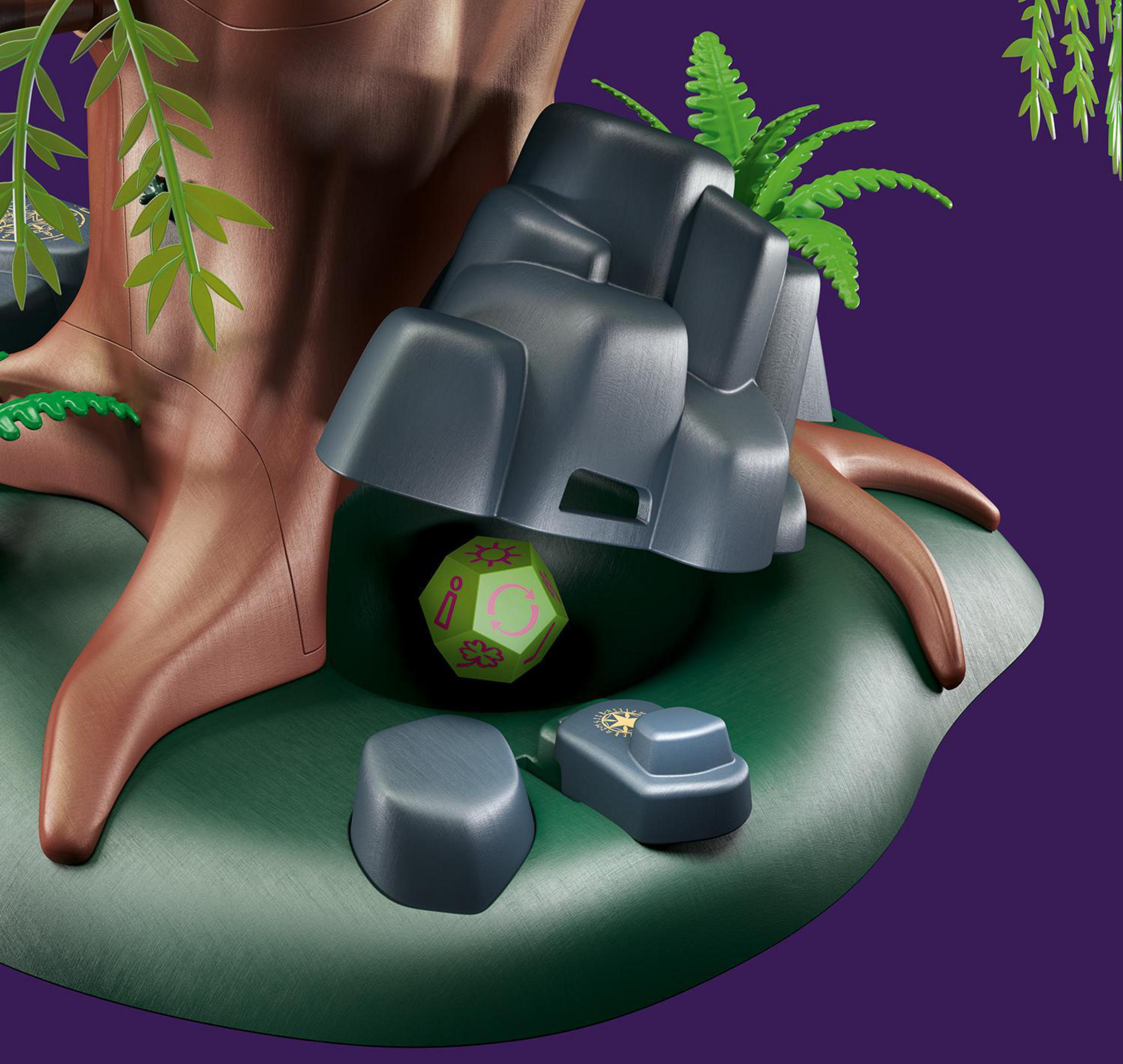 Primo piano di un albero Playmobil con rocce. Un dado è a terra. Sfondo verde, viola.