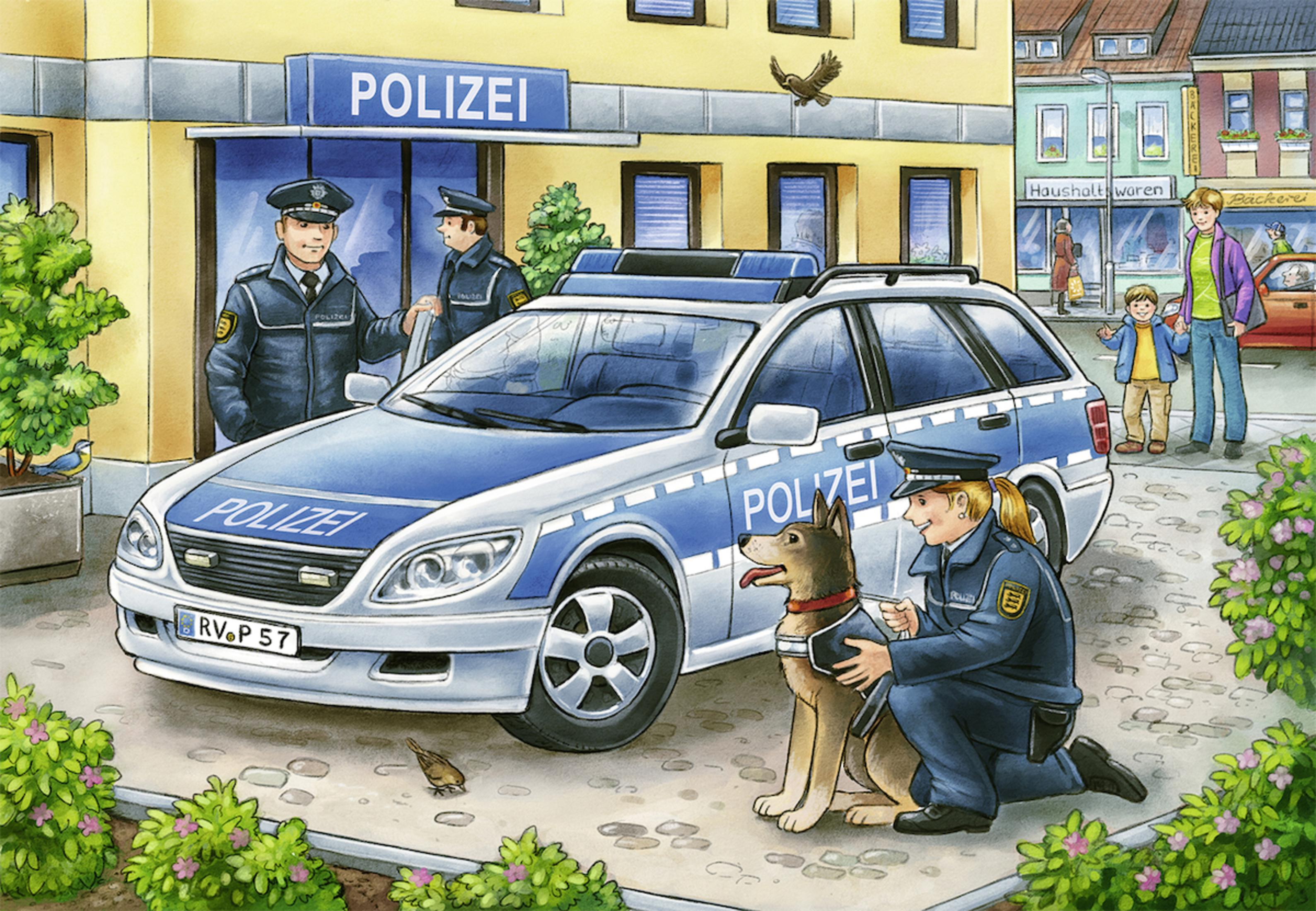 Scena della stazione di polizia con auto della polizia, agenti e un cane. Ci sono persone presenti e la parola 'POLIZEI' è visibile.