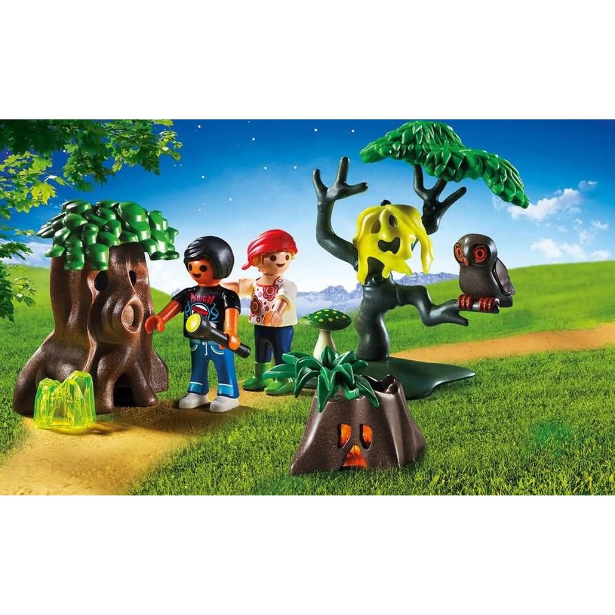 Scena leśna Playmobil. Widoczne figurki, drzewa, sowa i inne elementy leśne.