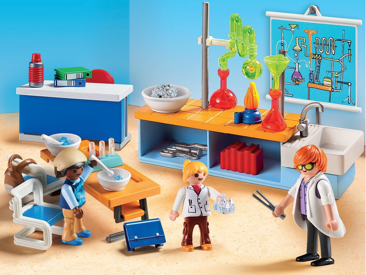 Playmobil-Laborszene mit Figuren, Laborausrüstung, Tischen und einer Tafel mit wissenschaftlichen Diagrammen.