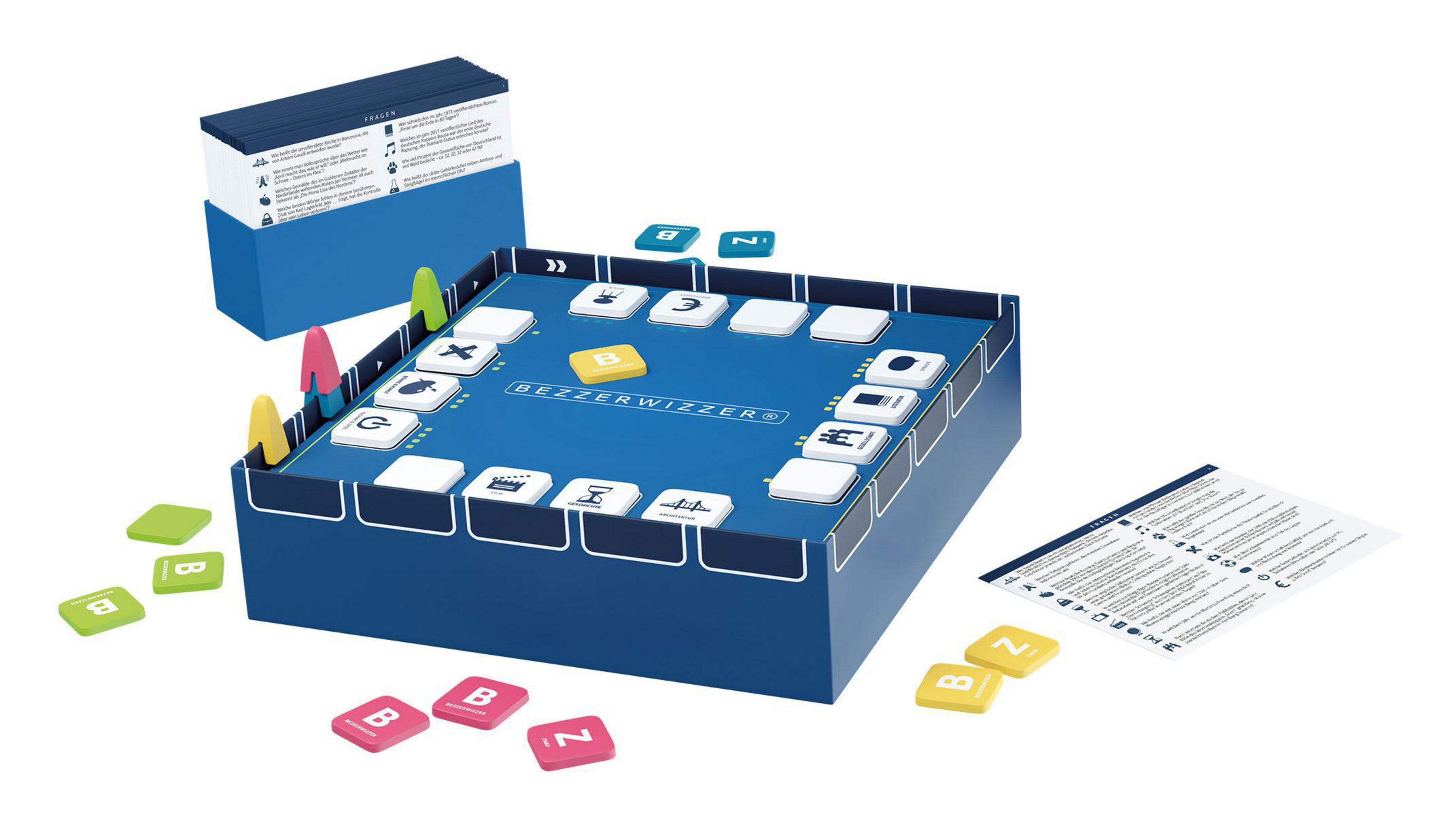 Brettspiel mit blauer Box und Spielbrett. Teile und Anweisungen verstreut. Weißer Hintergrund.