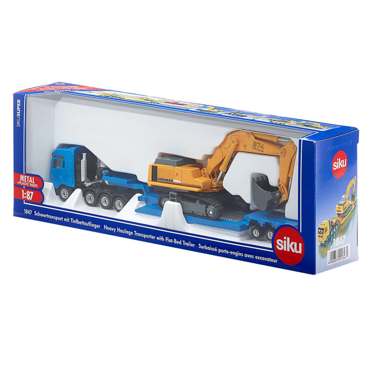 Spielzeug-LKW mit blauem Fahrerhaus und einem orangefarbenen Bagger auf einem blauen Anhänger in einer Schachtel.