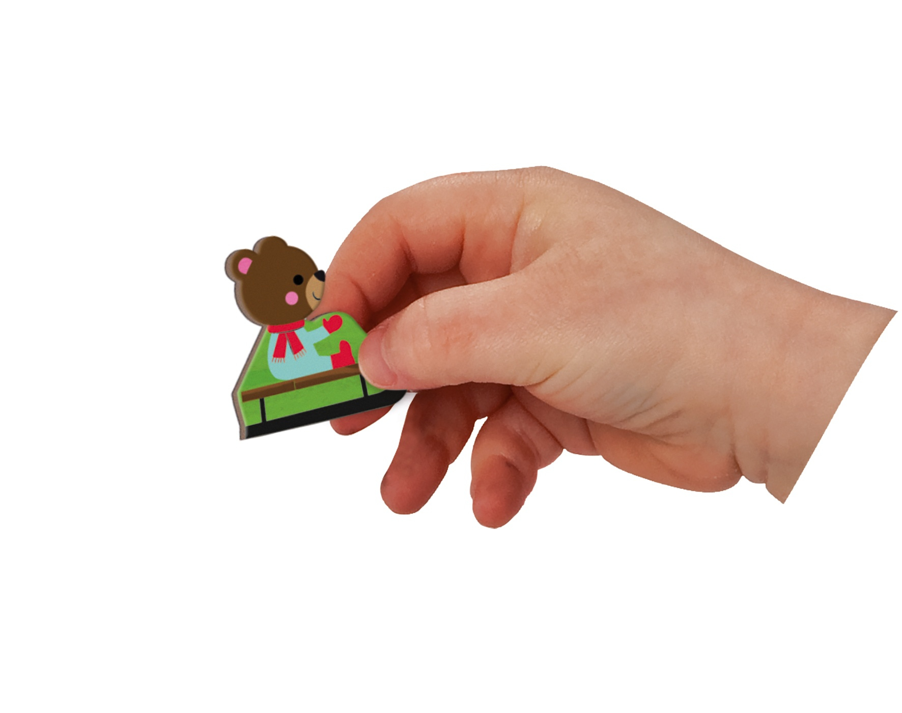 Dłoń trzymająca zabawkę misia na sankach. To zbliżenie na białym tle.