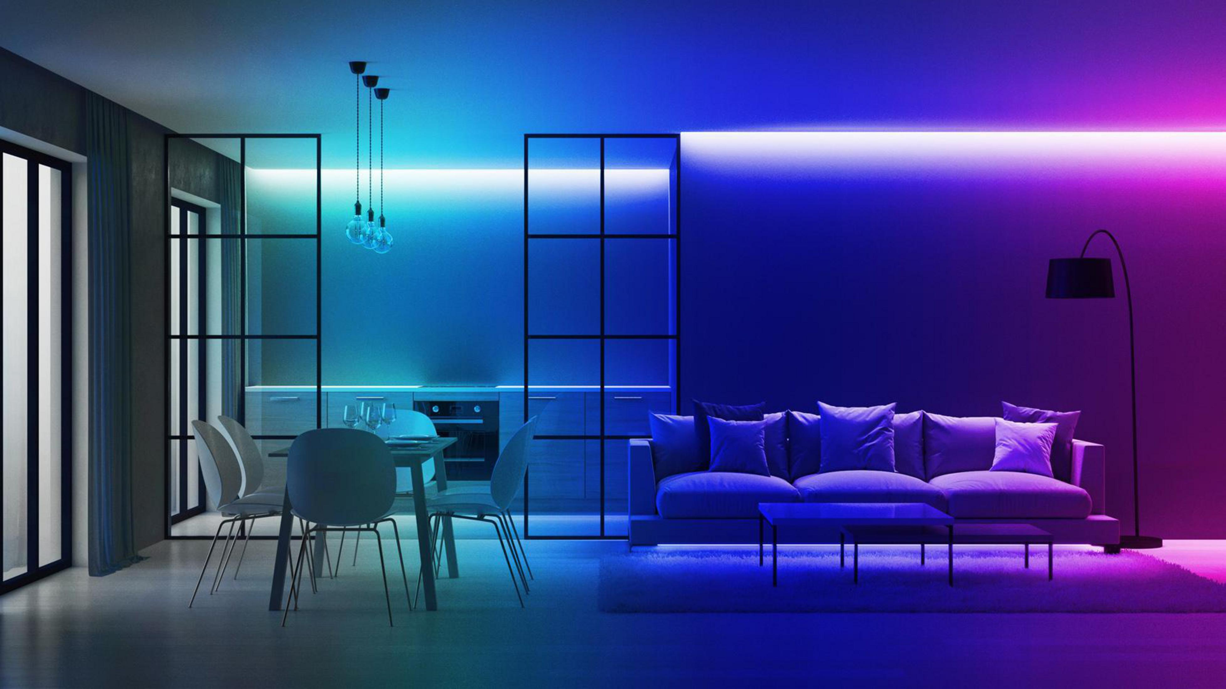 Salon moderne avec éclairage bleu et violet. Canapé, table et art sur le mur.
