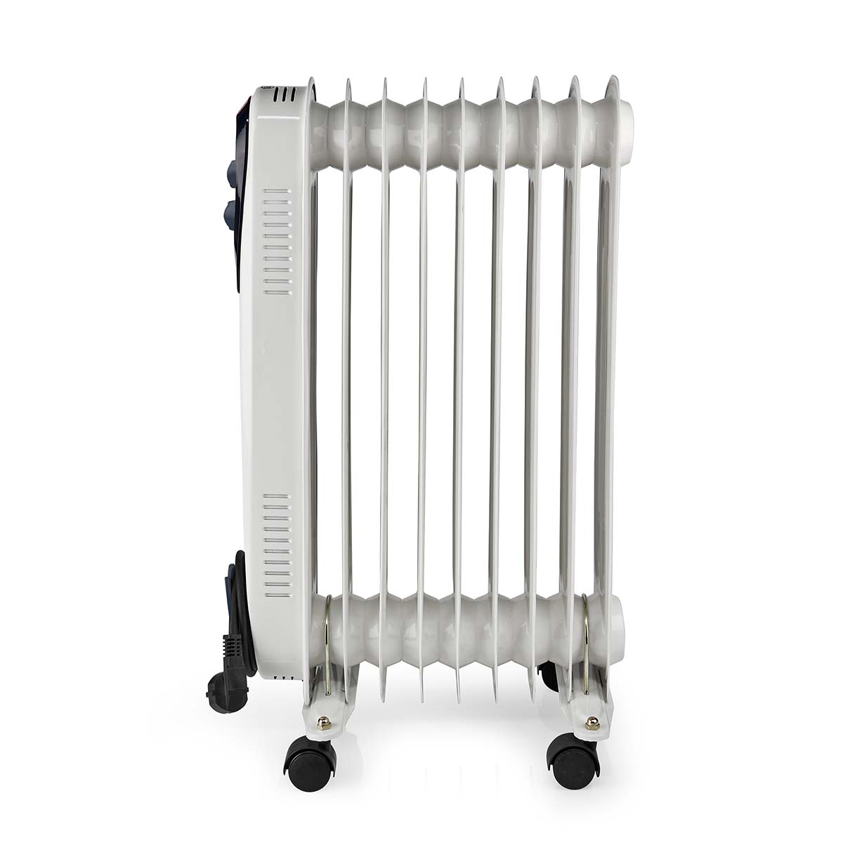 Radiateur à huile blanc, vue de côté. Il est sur roues, avec un panneau de commande sur le côté. Vue sur fond blanc.