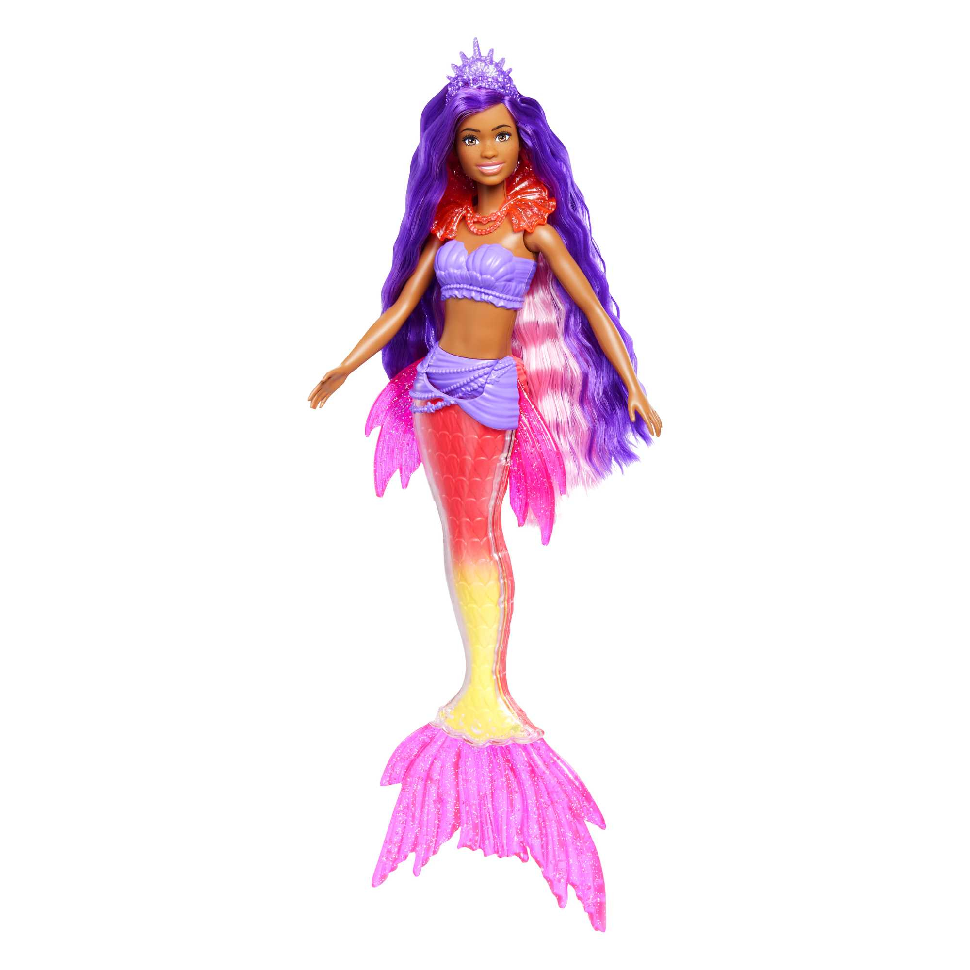 Muñeca sirena con cabello morado, corona y cola rosa y blanca, sobre fondo blanco.