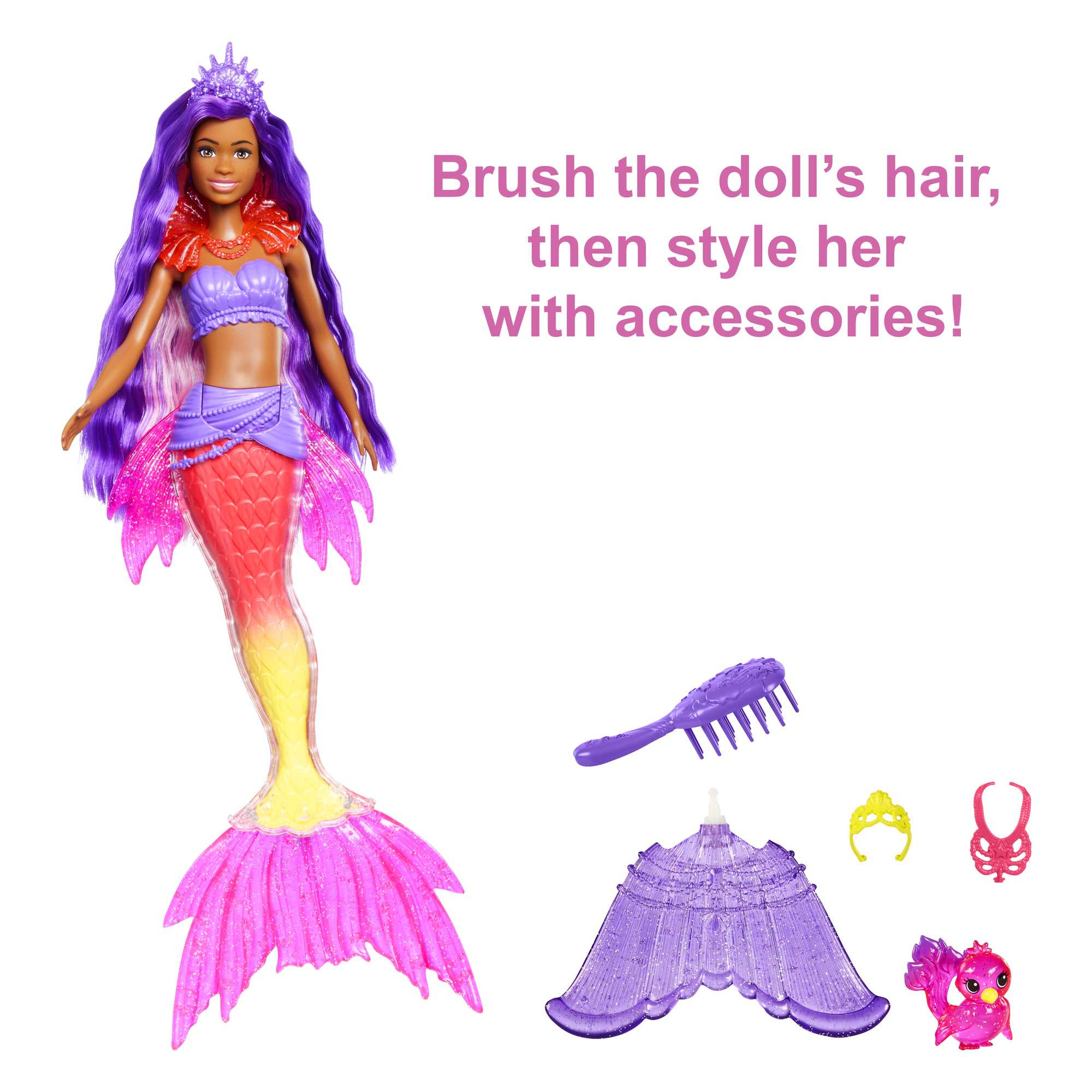 Muñeca sirena y accesorios. La muñeca tiene cabello morado y una cola rosa y amarilla. Accesorios: cepillo, alas, corona y pájaro.