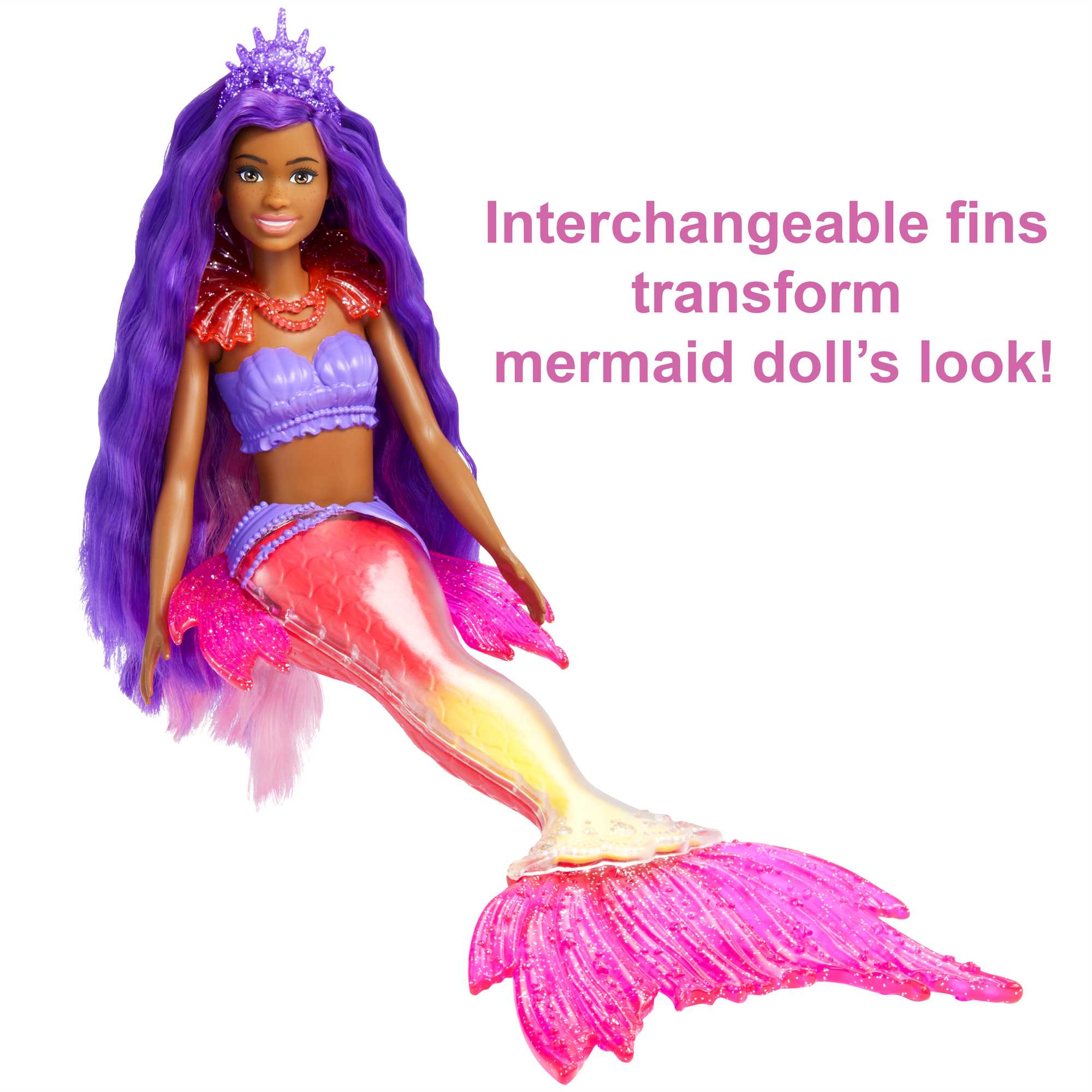 Muñeca sirena con cabello morado, corona y cola rosa y blanca, aletas intercambiables, blanco.