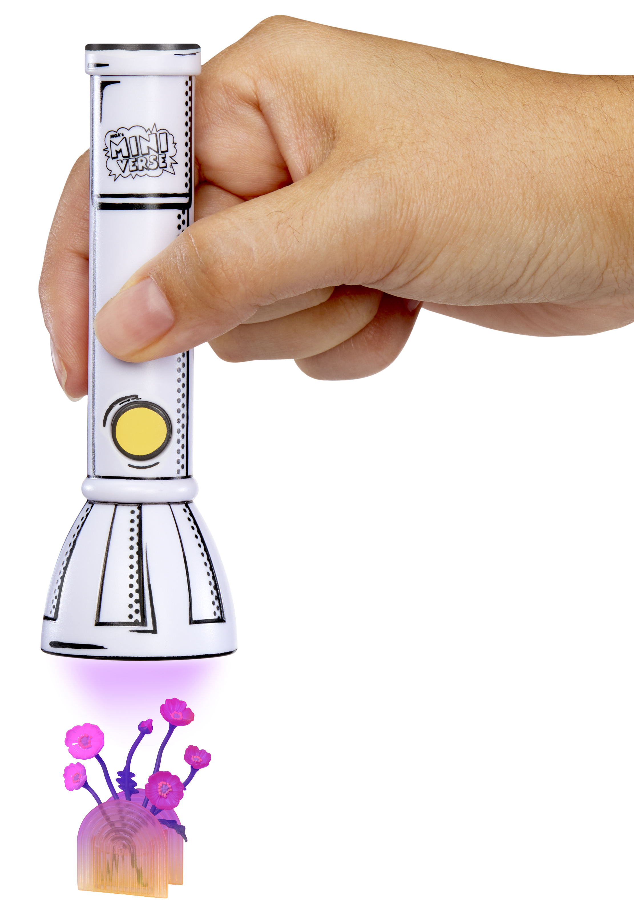 Dłoń trzymająca białą latarkę z projekcją sceny kwiatowej od dołu.