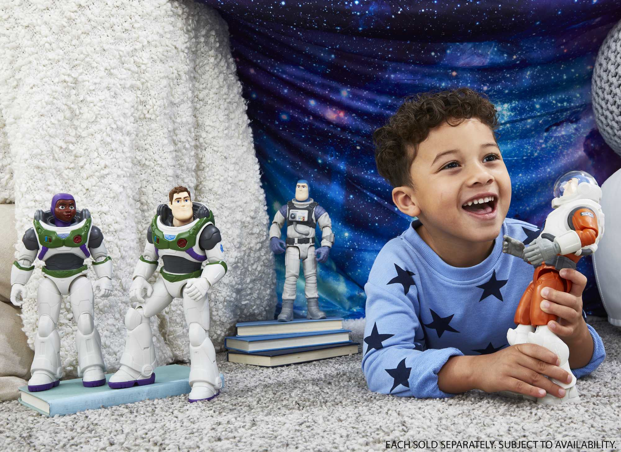 Un bambino gioca con i personaggi di Buzz Lightyear. Altri personaggi sono a terra.