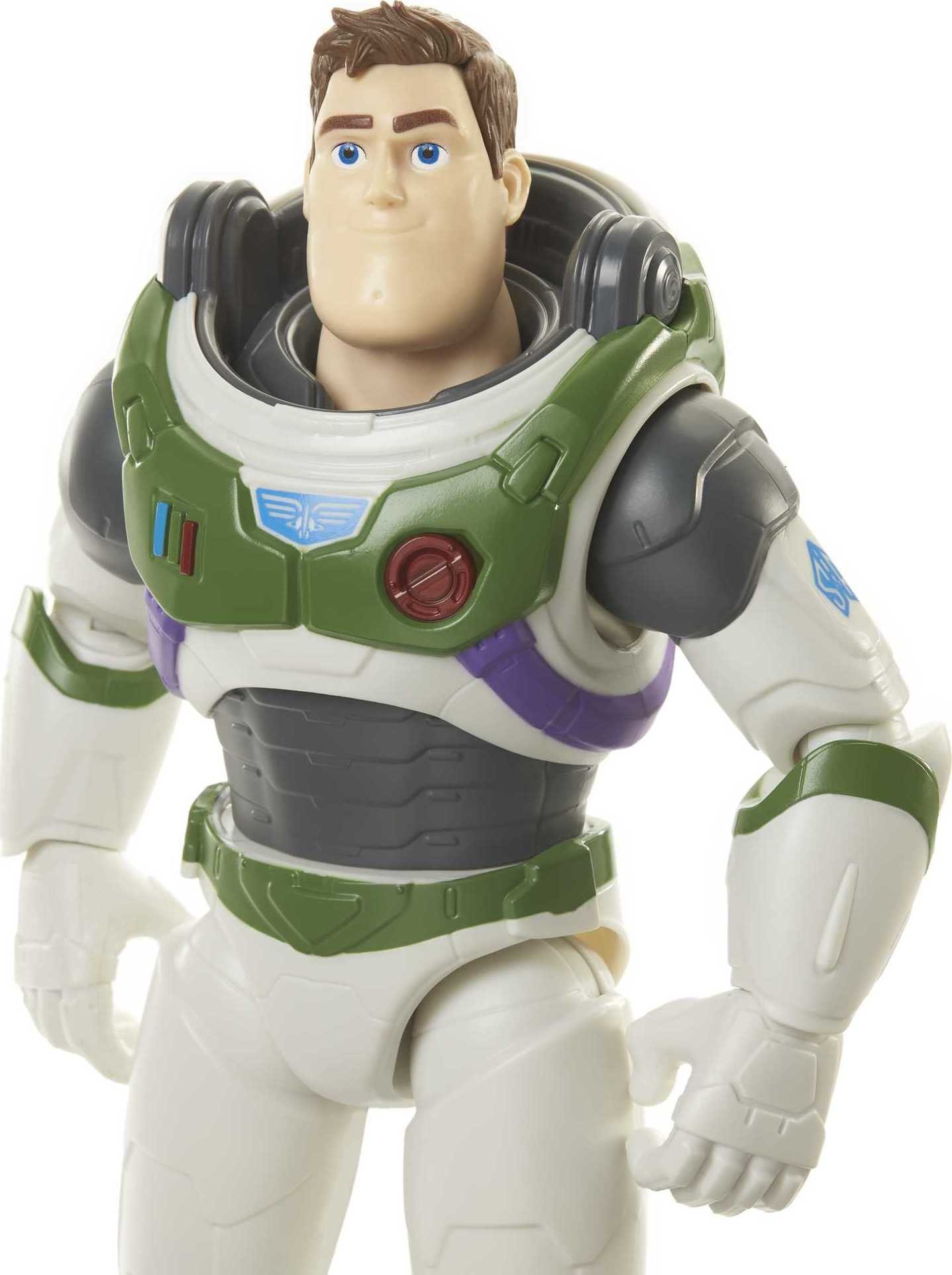 Primo piano della parte superiore del corpo dell'action figure di Buzz Lightyear. Tuta bianca con dettagli verdi, viola e grigi.